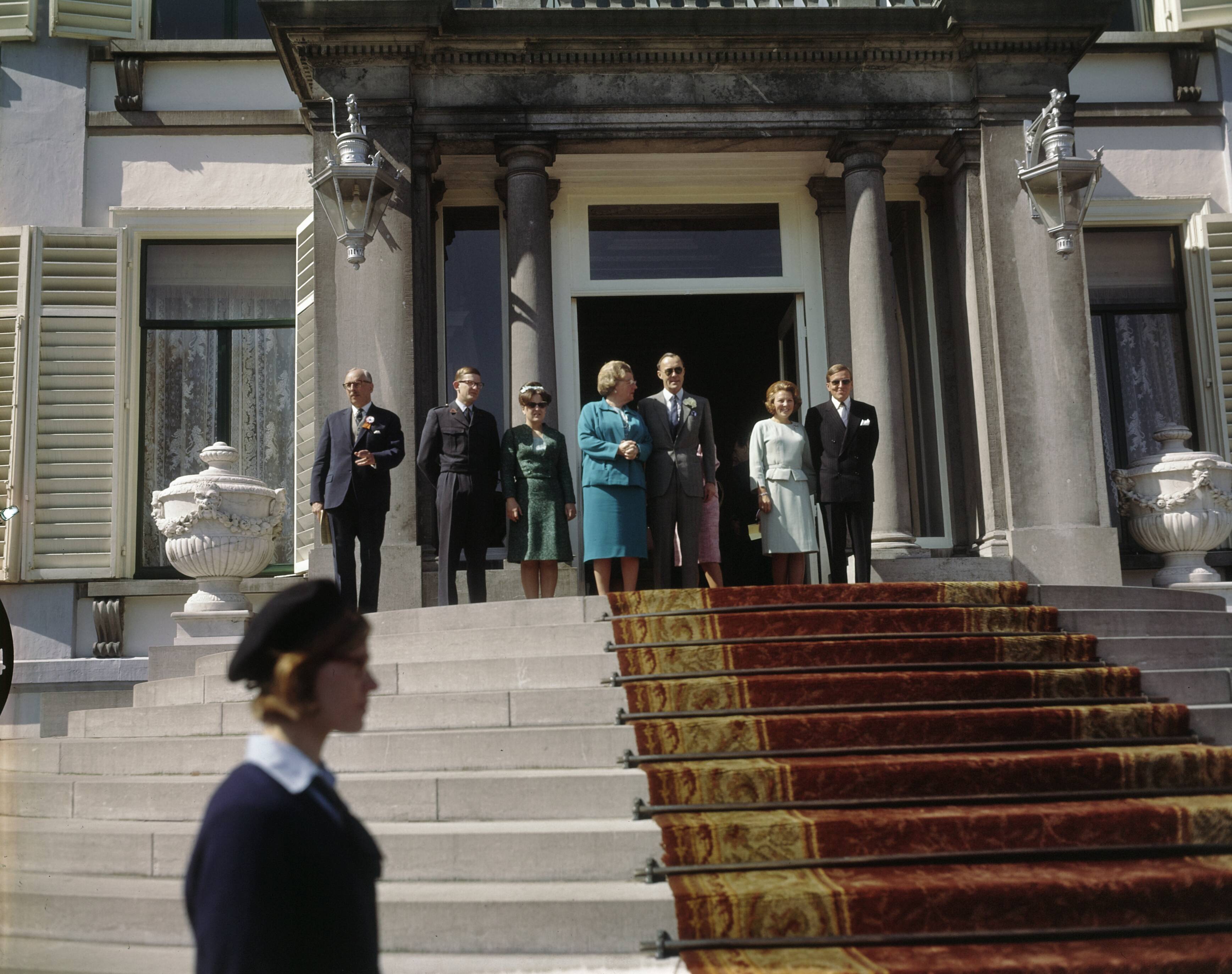 Fotocollectie Anefo — Koninginnedag 1966. Defilé paleis Soestdijk — Foto: Fotograaf Onbekend / Anefo. Licentie: Set B: Rechtenvrij / Publiek Domein. Bron: Nationaal Archief. http://hdl.handle.net/10648/ad8d998c-d0b4-102d-bcf8-003048976d84