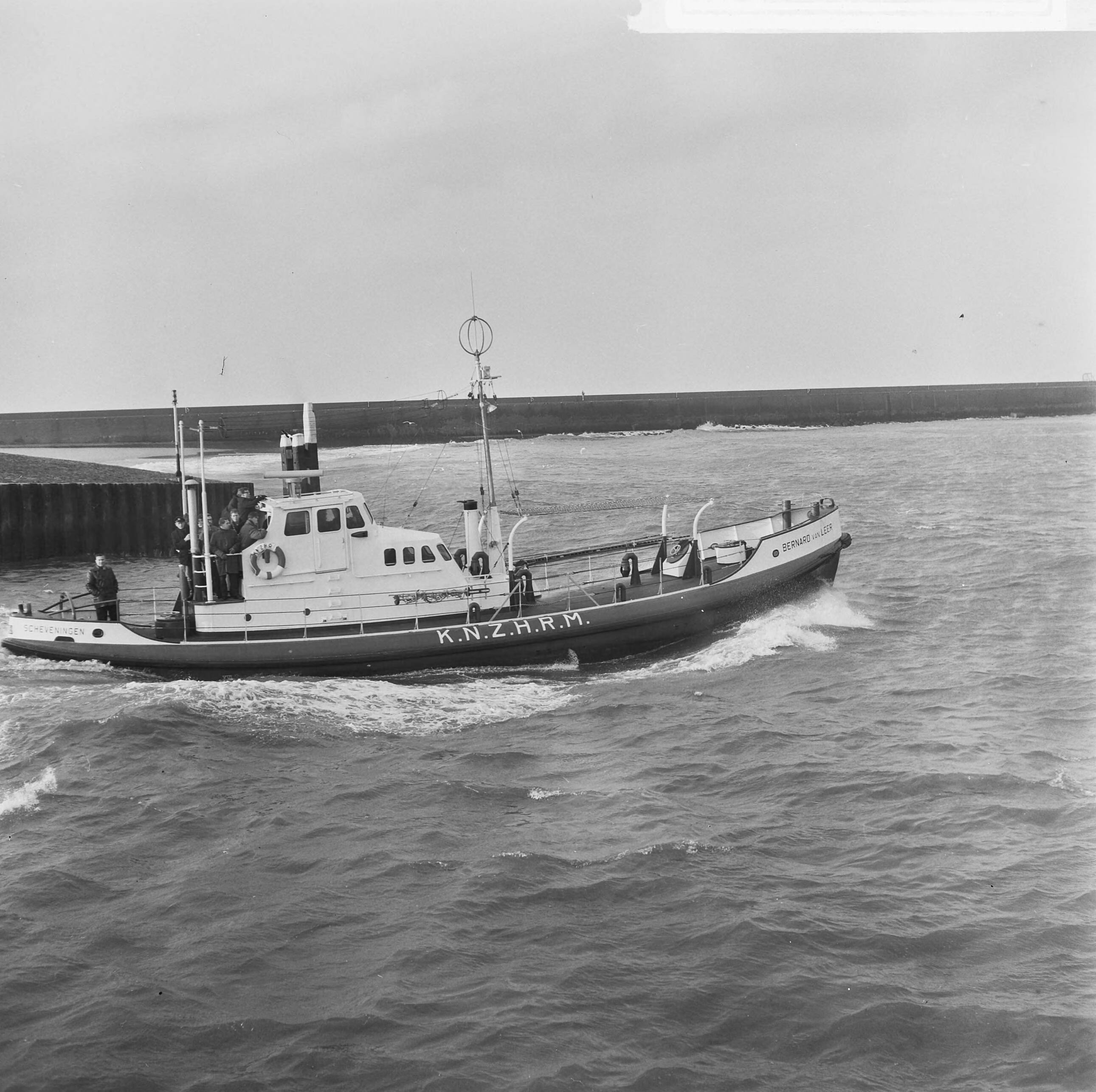 Fotocollectie Anefo — Proeftocht van de "Bernard van Leer," de nieuwe reddingsboot van de K.Z.H.M.R.S.; de reddingsboot varend bij Scheveningen — Foto: Voets, Jan / Anefo. Licentie: Set B: Rechtenvrij / Publiek Domein. Bron: Nationaal Archief. http://hdl.handle.net/10648/aad1293e-d0b4-102d-bcf8-003048976d84