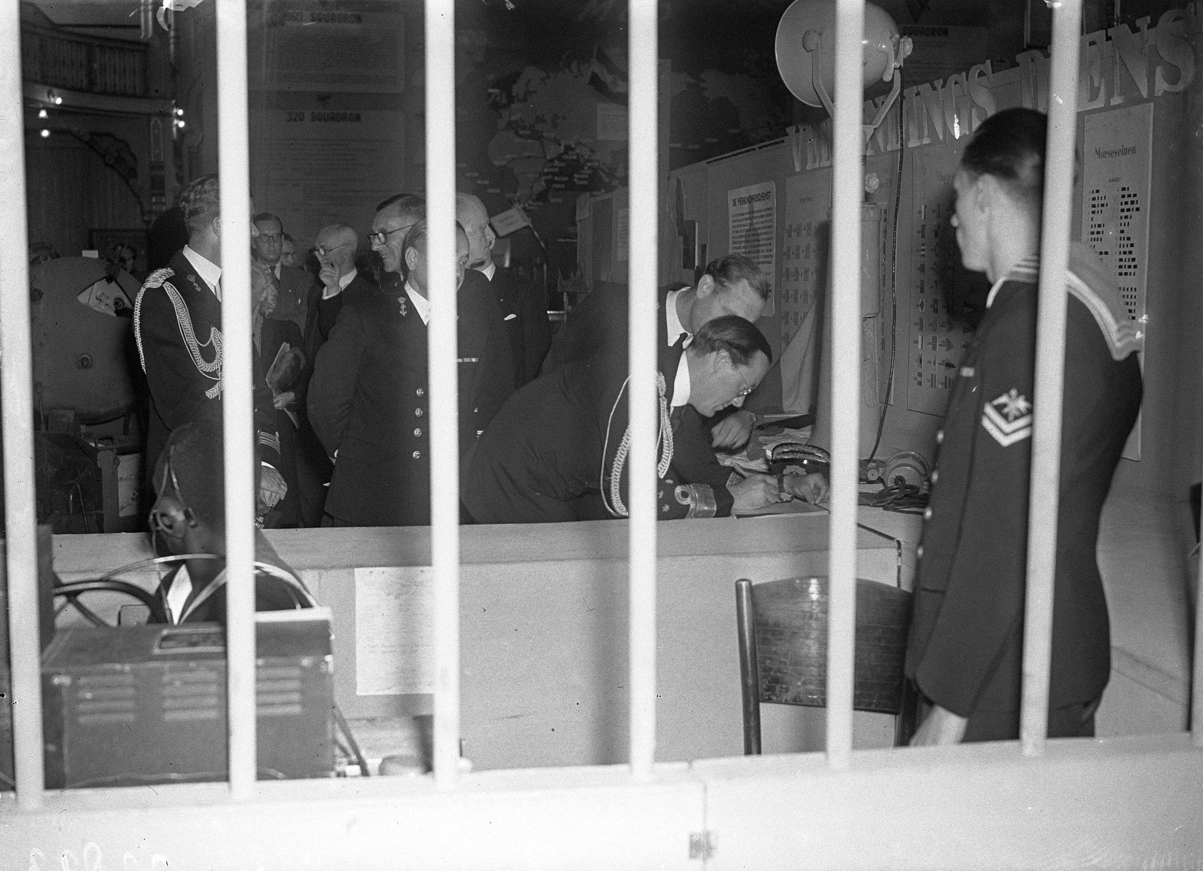 Opening marinetentoonstelling in de Dierentuin te Den Haag door prins Bernhard — De Prins verzendt het eerste telegram op de tentoonstelling — Foto: Sagers, Harry / Anefo. Licentie: Set B: Rechtenvrij / Publiek Domein. Bron: Nationaal Archief. http://hdl.handle.net/10648/a8aaf57c-d0b4-102d-bcf8-003048976d84
