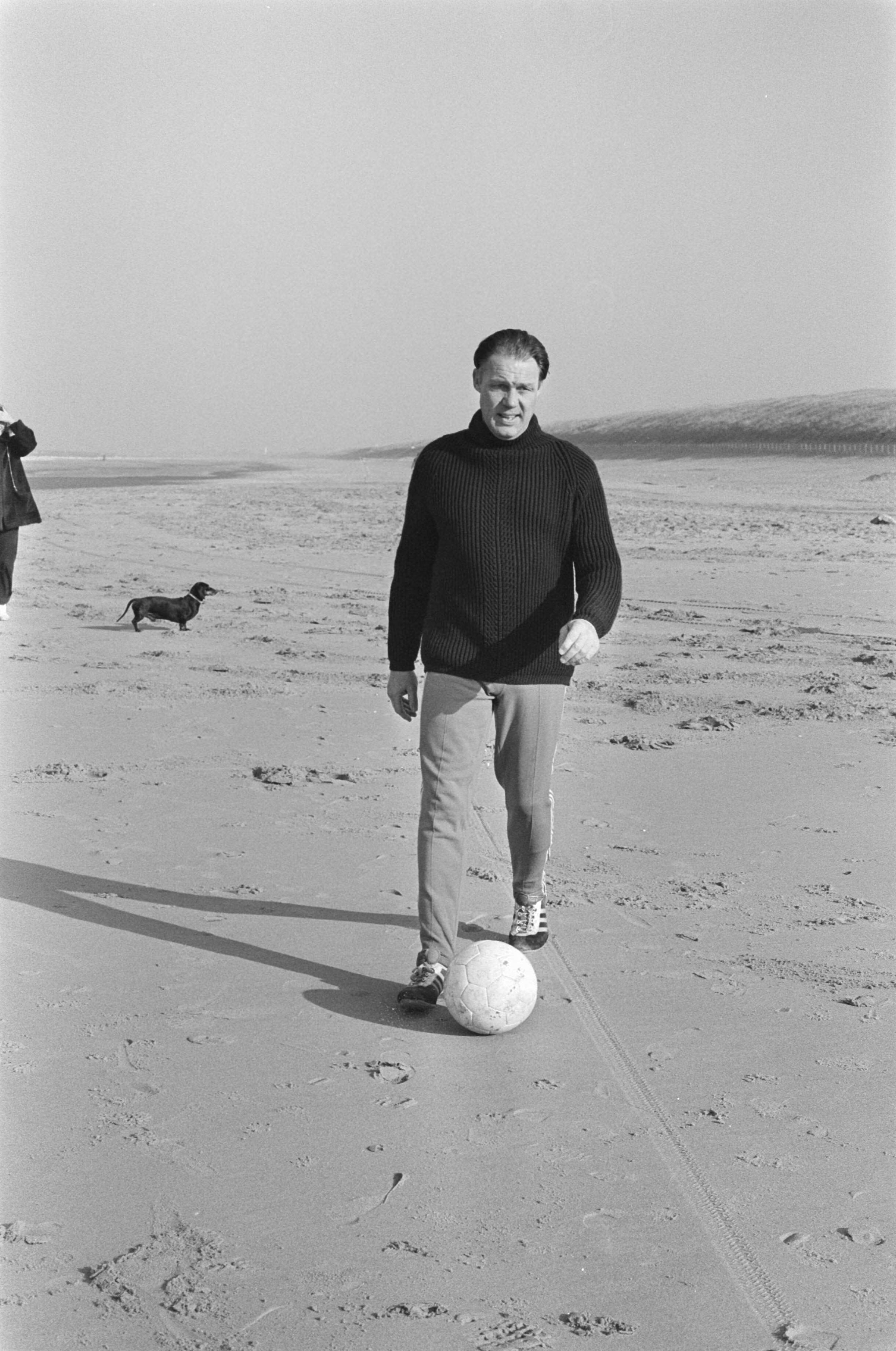 Fotocollectie Anefo — Training Ajax in Wassenaar; Michels aan de bal — Foto: Peters, Hans / Anefo. Licentie: Set B: Rechtenvrij / Publiek Domein. Bron: Nationaal Archief. http://hdl.handle.net/10648/ac763c20-d0b4-102d-bcf8-003048976d84