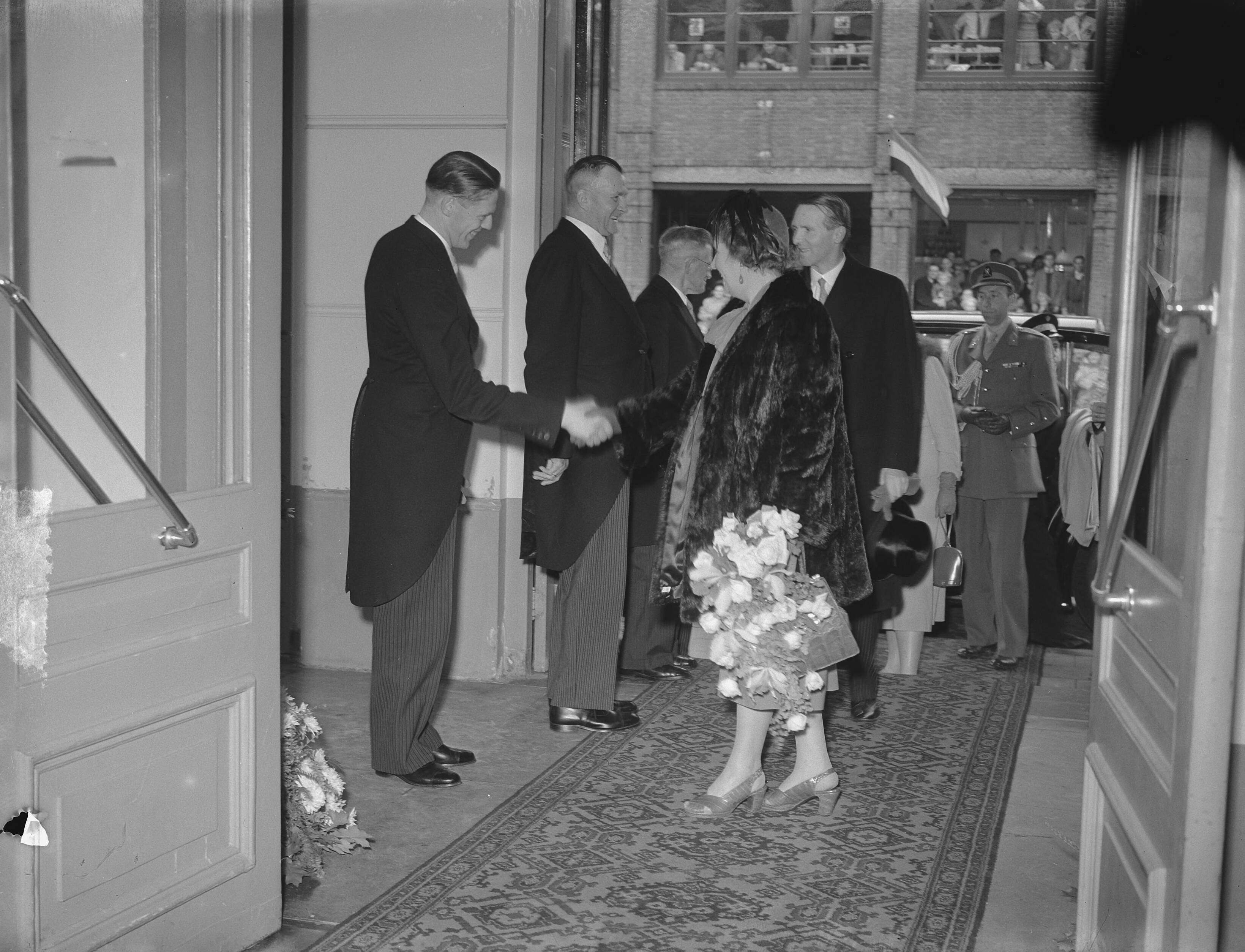 Koningin Juliana bezoekt Leeuwarden — Foto: Bilsen, Joop van / Anefo. — Licentie: Set B: Rechtenvrij / Publiek Domein. Bron: Nationaal Archief. http://hdl.handle.net/10648/a9001f34-d0b4-102d-bcf8-003048976d84