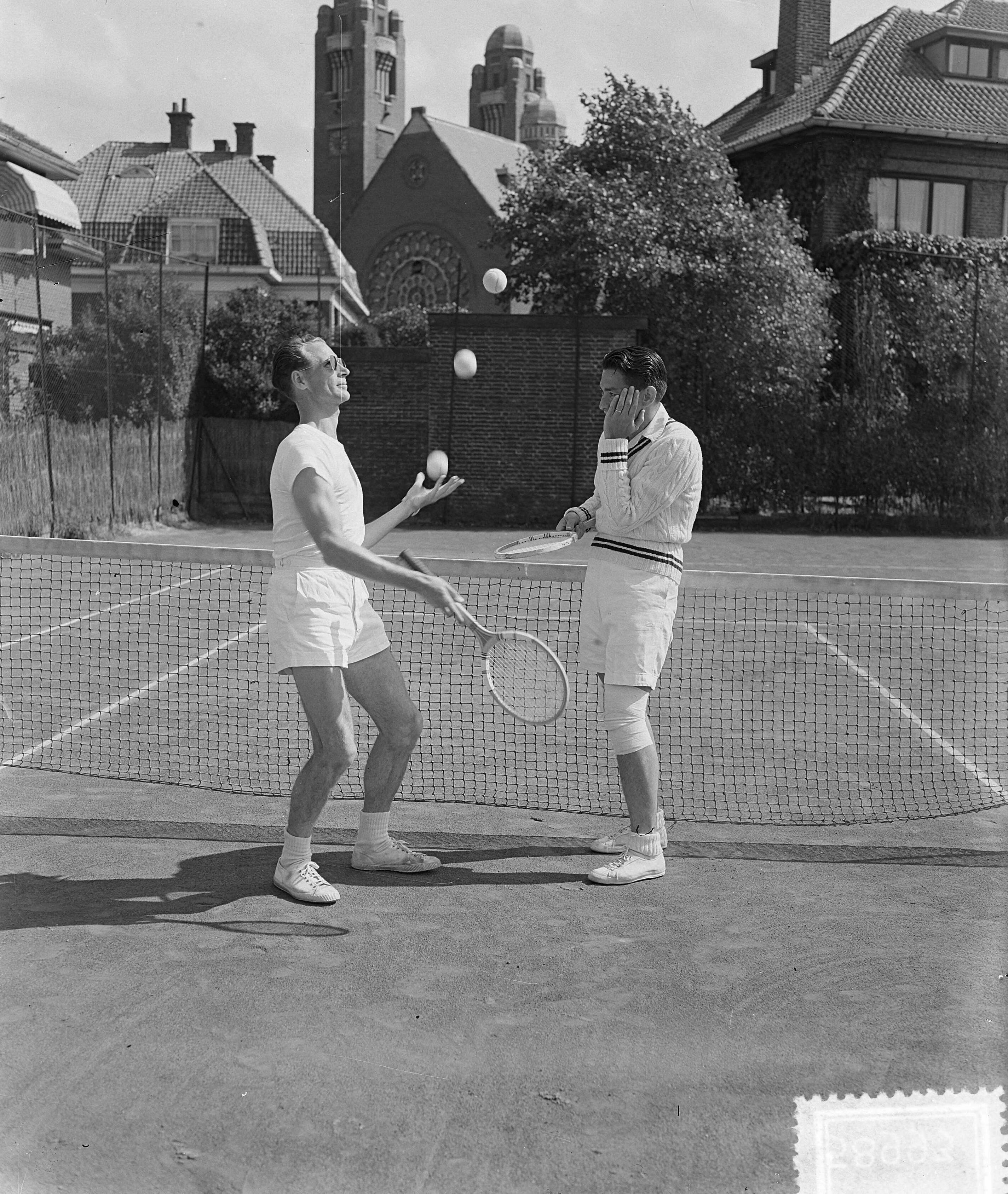 Tenniskampioenschappen Scheveningen — Tenniskampioenschappen Scheveningen. Een tennisser jongleert met ballen — Foto: Duinen, H. van / Anefo. Licentie: Set B: Rechtenvrij / Publiek Domein. Bron: Nationaal Archief. http://hdl.handle.net/10648/a9119228-d0b4-102d-bcf8-003048976d84