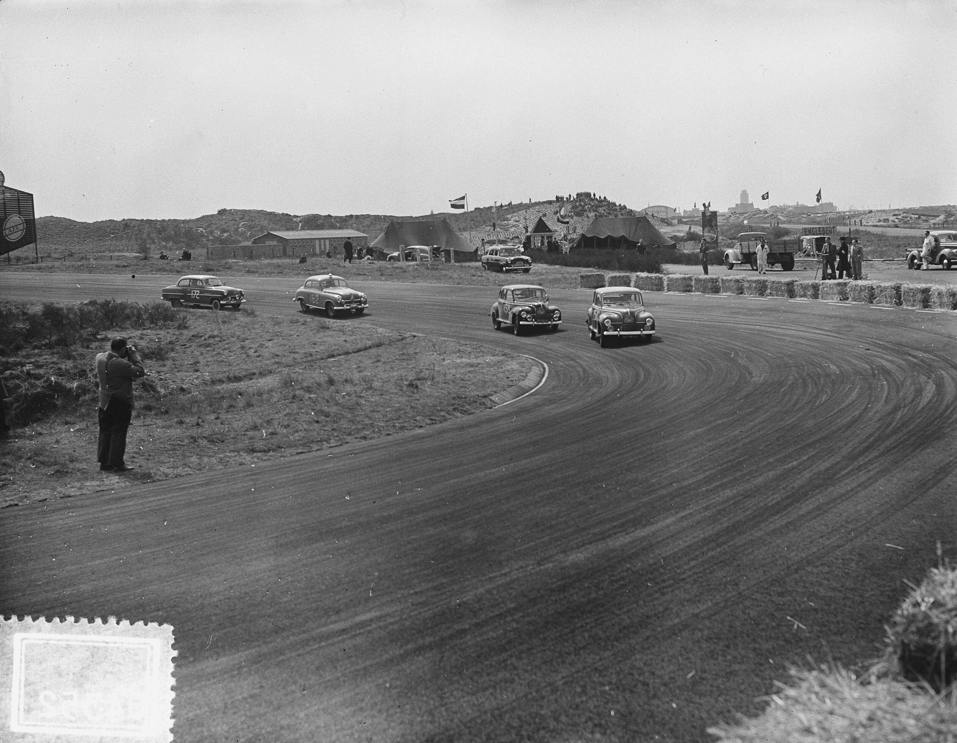 Tulpenrallye 1954 — Tulpenrallye. Snelheidsproef op het circuit van Zandvoort — Foto: Rossem, Wim van / Anefo. Licentie: Set B: Rechtenvrij / Publiek Domein. Bron: Nationaal Archief. http://hdl.handle.net/10648/a9211400-d0b4-102d-bcf8-003048976d84