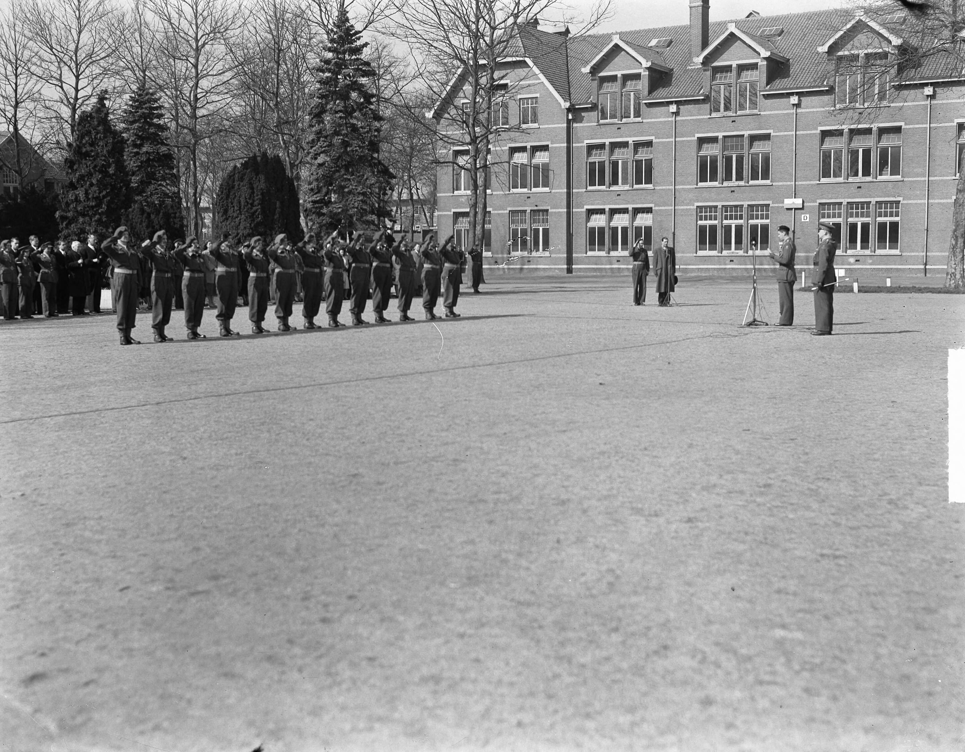 Fotocollectie Anefo — Beediging 11 officieren van Nationale Reserve door Luitenant Generaal Mr. H.-J. Kruls te Utrecht — Foto: Fotograaf Onbekend / Anefo. Licentie: Set B: Rechtenvrij / Publiek Domein. Bron: Nationaal Archief. http://hdl.handle.net/10648/a8c551ec-d0b4-102d-bcf8-003048976d84