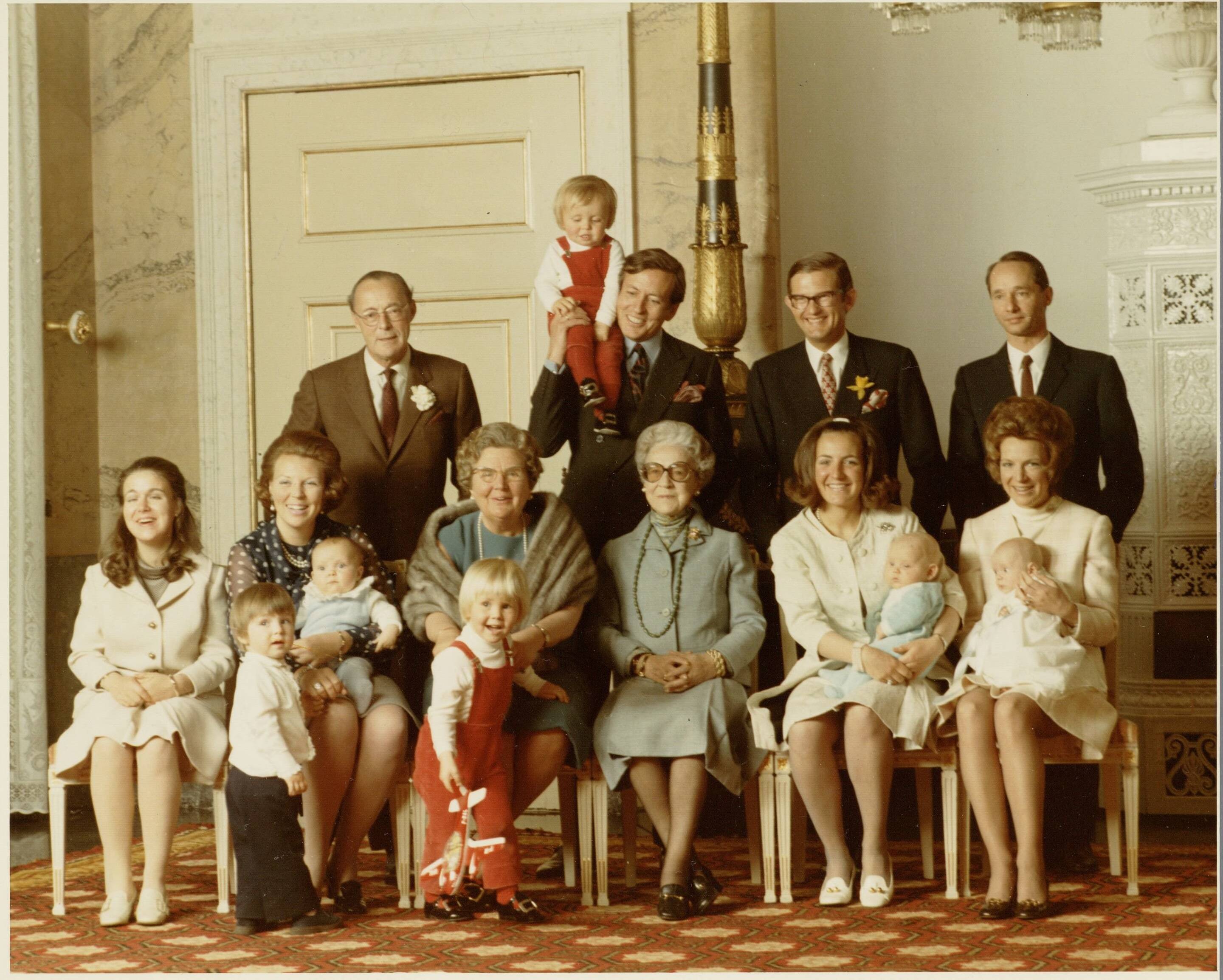 Fotocollectie RVD / Koninklijk Huis — Foto Koninklijke Familie uit 1970 op Paleis Soestdijk Vooraan: prinses Christina, prinses Beatrix met prins Constantijn, prinses Armgard, prinses Irene met prins Carlos, prinses Margriet met prins Bernhard jr. Achteraan: prins Bernhard, prins Claus met prins Johan Friso, mr. Pieter van Vollenhoven en prins Carlos Hugo — Foto: Koot, Max / RVD. Licentie: Set B: Rechtenvrij / Publiek Domein. Bron: Nationaal Archief. http://hdl.handle.net/10648/afabe3fe-d0b4-102d-bcf8-003048976d84