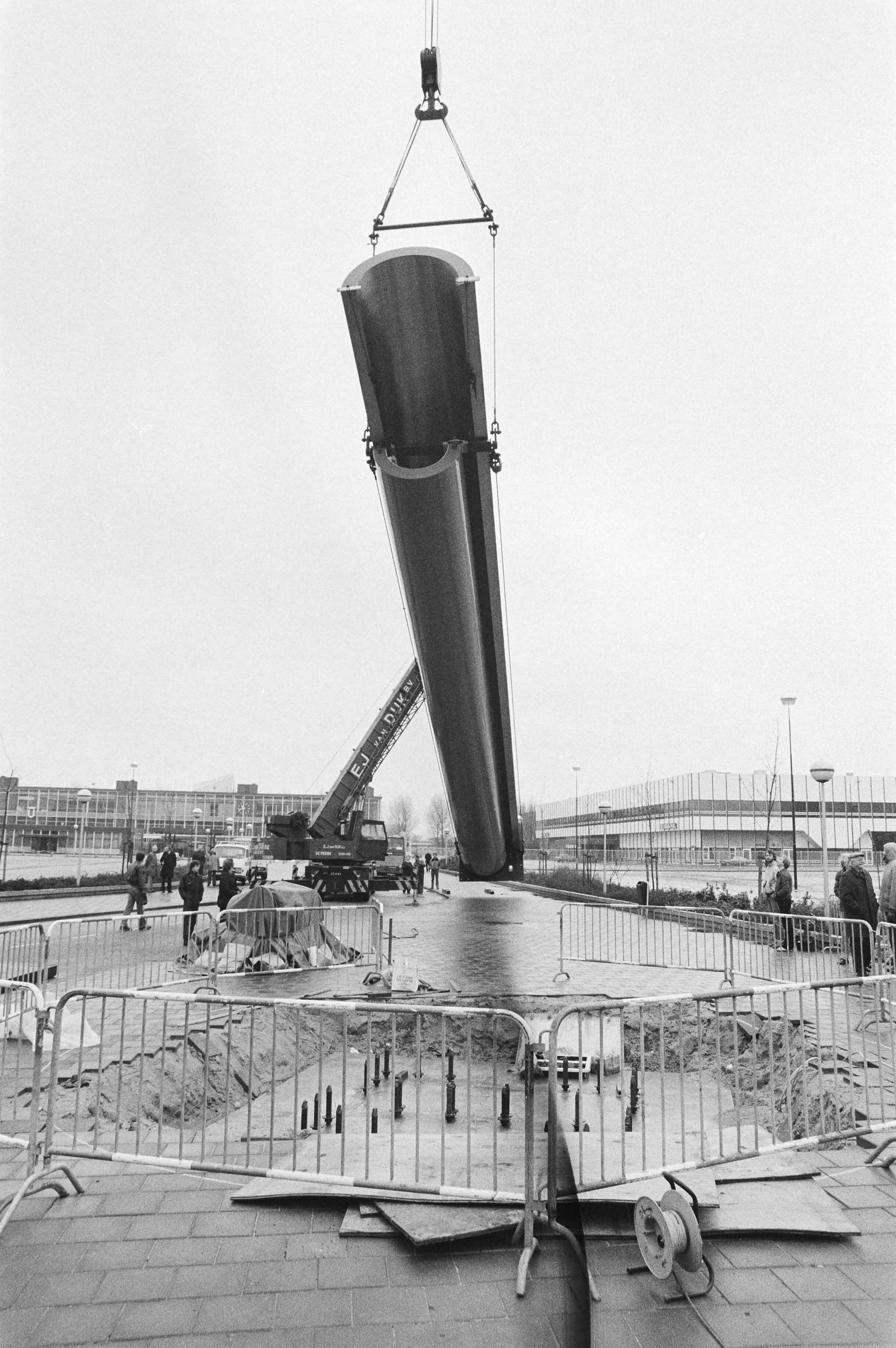 Fotocollectie Anefo — Voor ingang van Jaarbeurs in Utrecht is enorm groot kunstwerk geplaatst, ontworpen door kunstenaar A. Volten — Foto: Antonisse, Marcel / Anefo. Licentie: Set B: Rechtenvrij / Publiek Domein. Bron: Nationaal Archief. http://hdl.handle.net/10648/acf103f6-d0b4-102d-bcf8-003048976d84