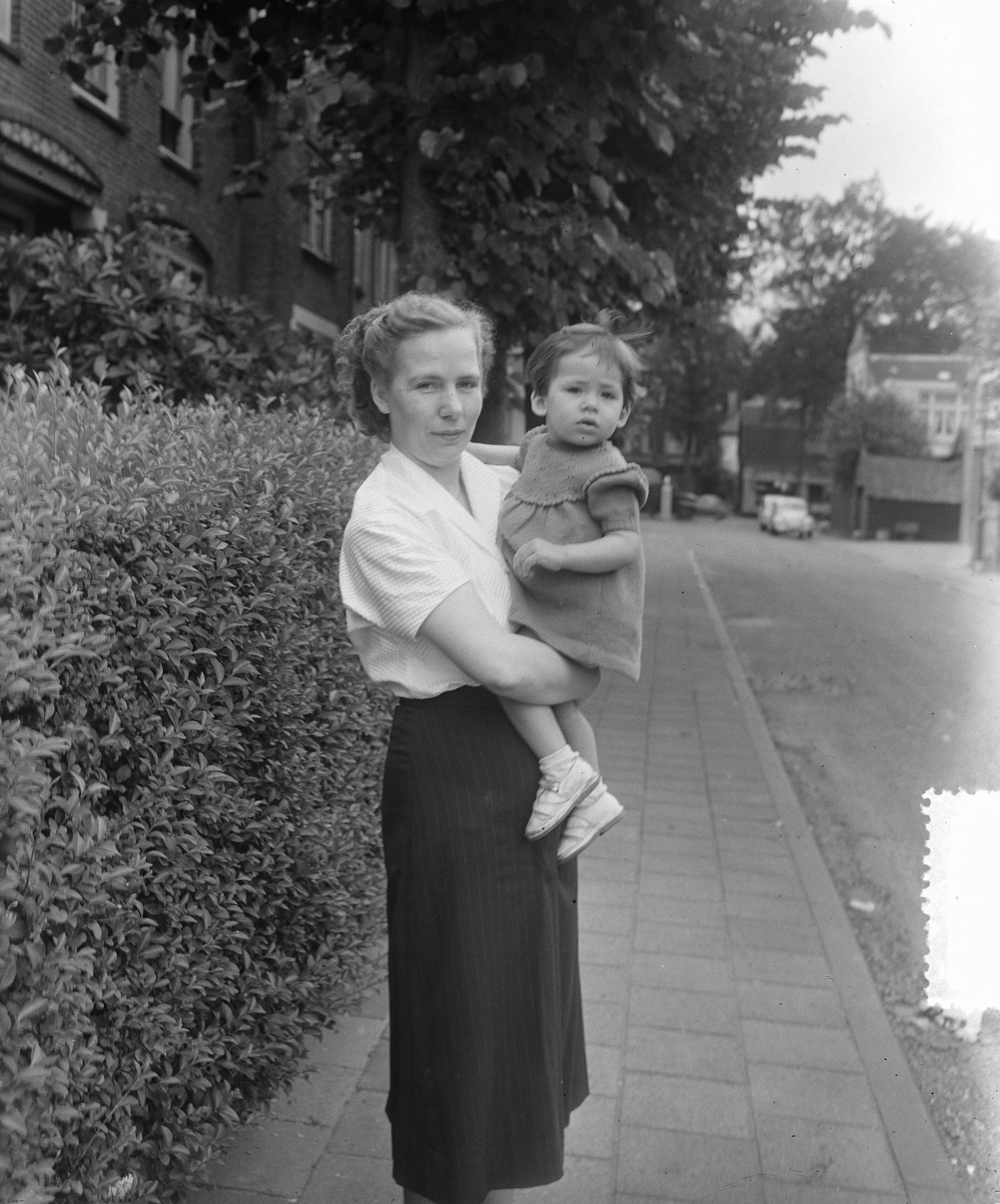 Fotocollectie Anefo — Echtgenote Ymke Laverman en dochter Yvonne van sergeant Molemans — Foto: Pot, Harry / Anefo. Licentie: Set B: Rechtenvrij / Publiek Domein. Bron: Nationaal Archief. http://hdl.handle.net/10648/a90f0666-d0b4-102d-bcf8-003048976d84