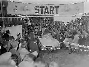 Fotocollectie Anefo — Start Tulpenrallye 1958 in Noordwijk. Start Nederlands equipe W. J. Tak en W. C. Niemoller — Foto: Bilsen, Joop van / Anefo. Licentie: Set B: Rechtenvrij / Publiek Domein. Bron: Nationaal Archief. http://hdl.handle.net/10648/a97a9f70-d0b4-102d-bcf8-003048976d84