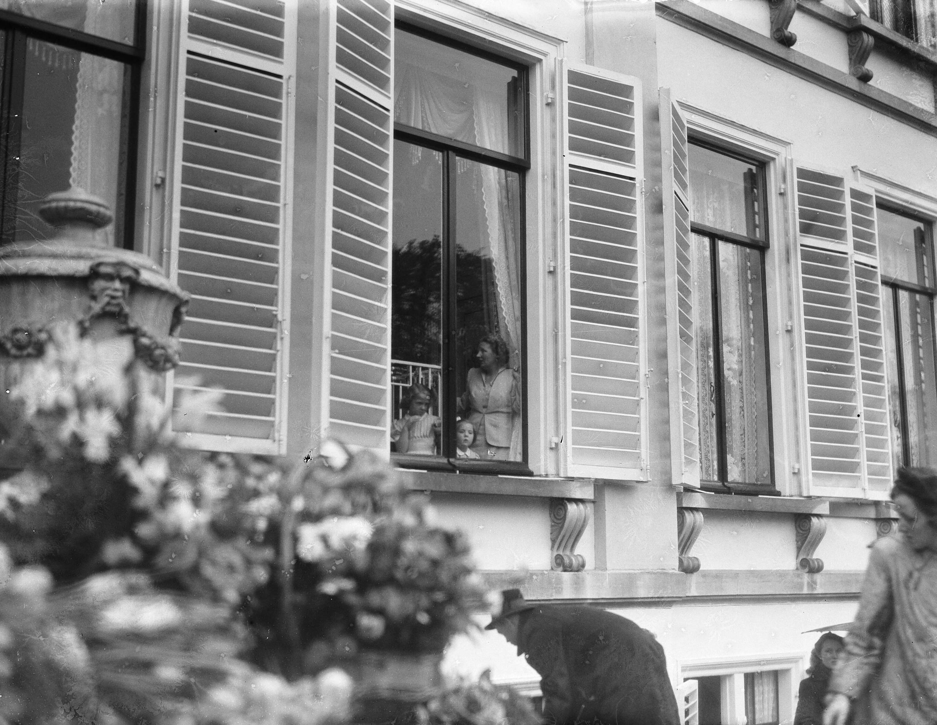 Fotocollectie Anefo — Paleis Soestdijk. Verjaardag Prinses Juliana — Foto: Oorschot, […] van / Anefo. Licentie: Set B: Rechtenvrij / Publiek Domein. Bron: Nationaal Archief. http://hdl.handle.net/10648/a8b5fd64-d0b4-102d-bcf8-003048976d84