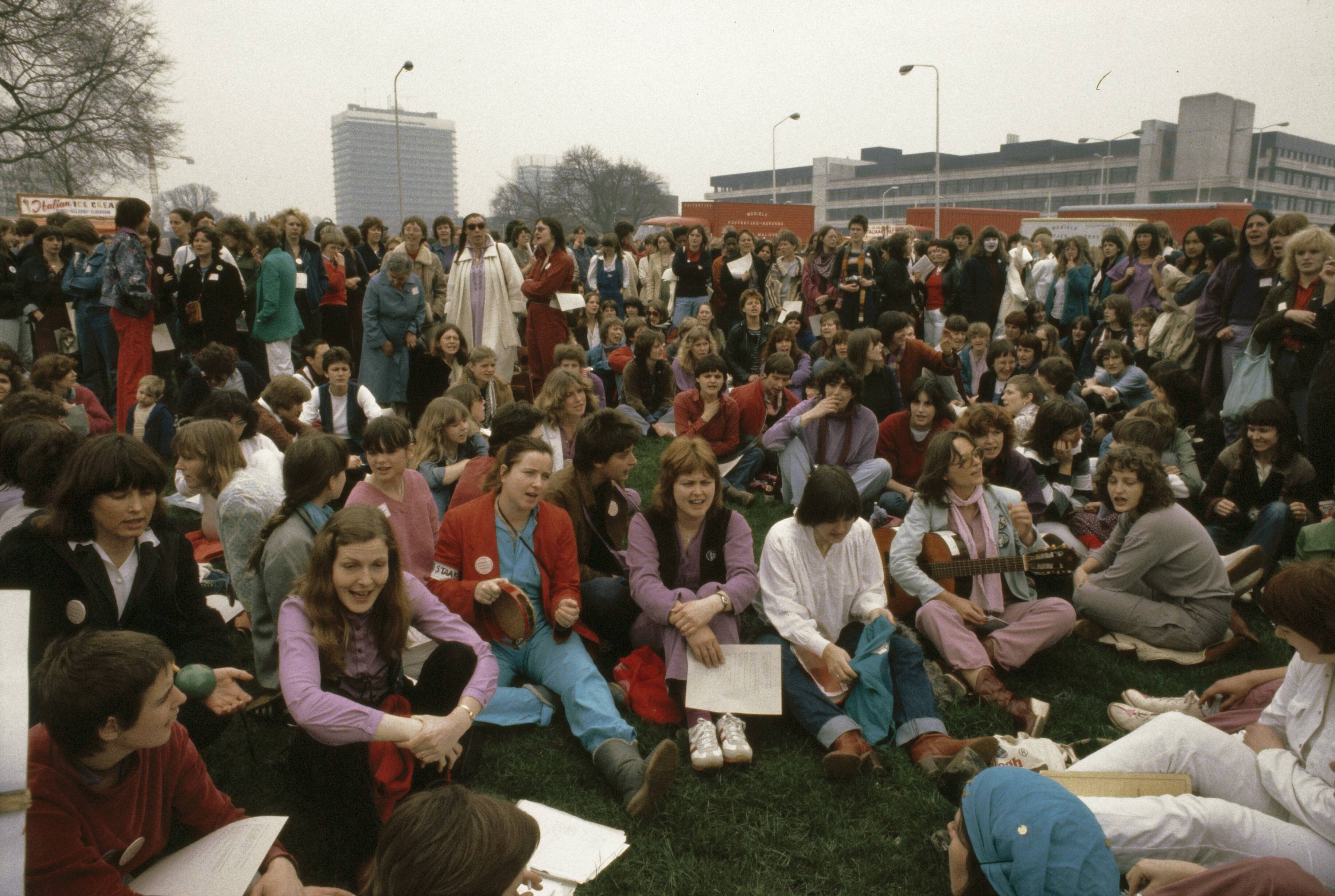 Fotocollectie Anefo — Landelijke vrouwenstakingsdag ( Den Haag ); nr. 13 , 14: groep demonstrerende vrouwen in Den Haag — Foto: Dijk, Hans van / Anefo. Licentie: Set B: Rechtenvrij / Publiek Domein. Bron: Nationaal Archief. http://hdl.handle.net/10648/ad8a6082-d0b4-102d-bcf8-003048976d84
