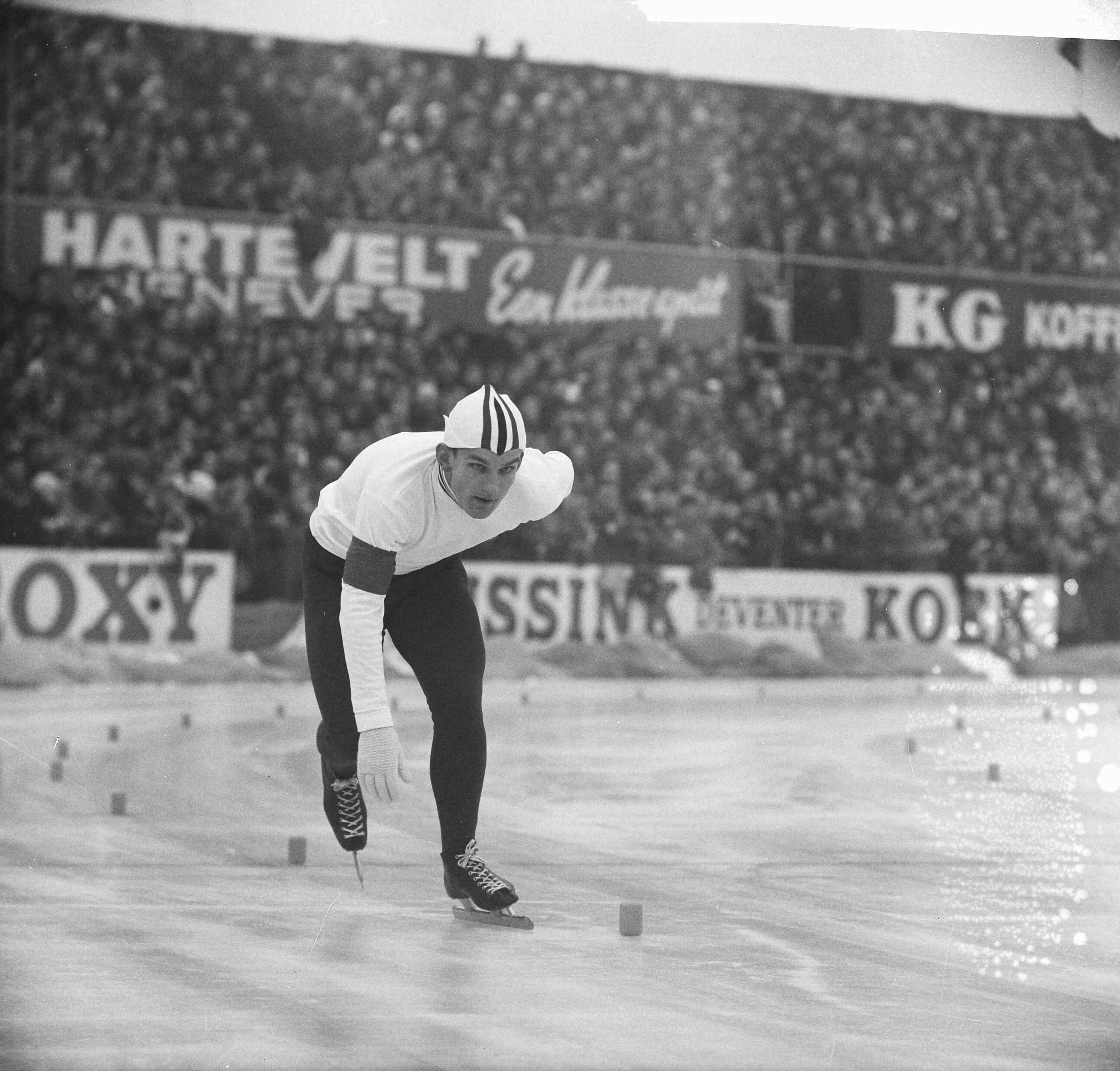 Fotocollectie Anefo — Europese Schaatskampioenschappen te Deventer, de Noor Stianssen in aktie — Foto: Nijs, Jac. de / Anefo. Licentie: Set B: Rechtenvrij / Publiek Domein. Bron: Nationaal Archief. http://hdl.handle.net/10648/aad8374c-d0b4-102d-bcf8-003048976d84
