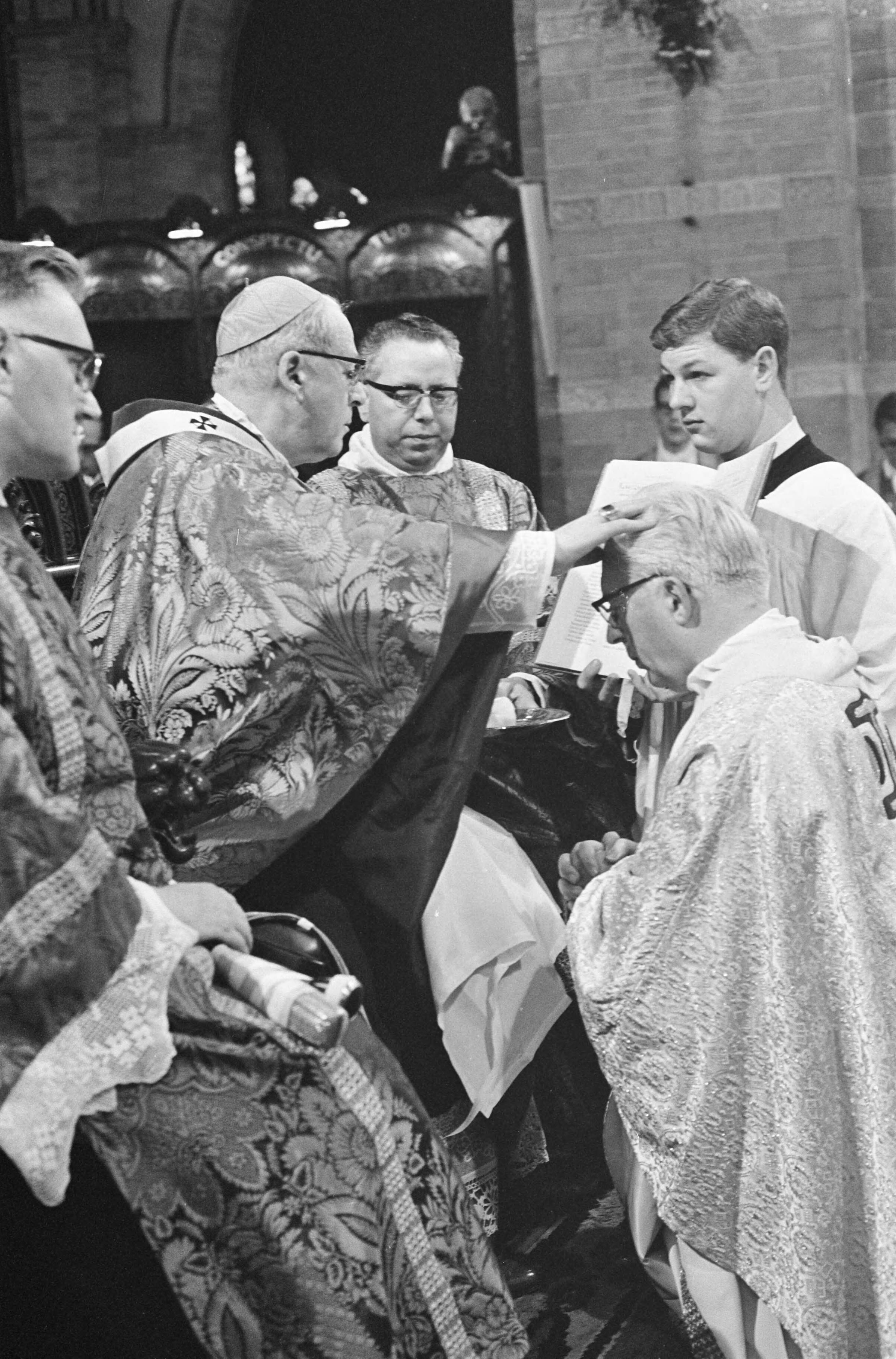 Bisschopswijding van mgr. drs. Th.N.J. Zwartkruis in St. Bavo te Haarlem — Bisschop mgr. drs. Zwartkruis tijdens de inwijding — Foto: Fotograaf Onbekend / Anefo. Licentie: Set B: Rechtenvrij / Publiek Domein. Bron: Nationaal Archief. http://hdl.handle.net/10648/ab0151fe-d0b4-102d-bcf8-003048976d84