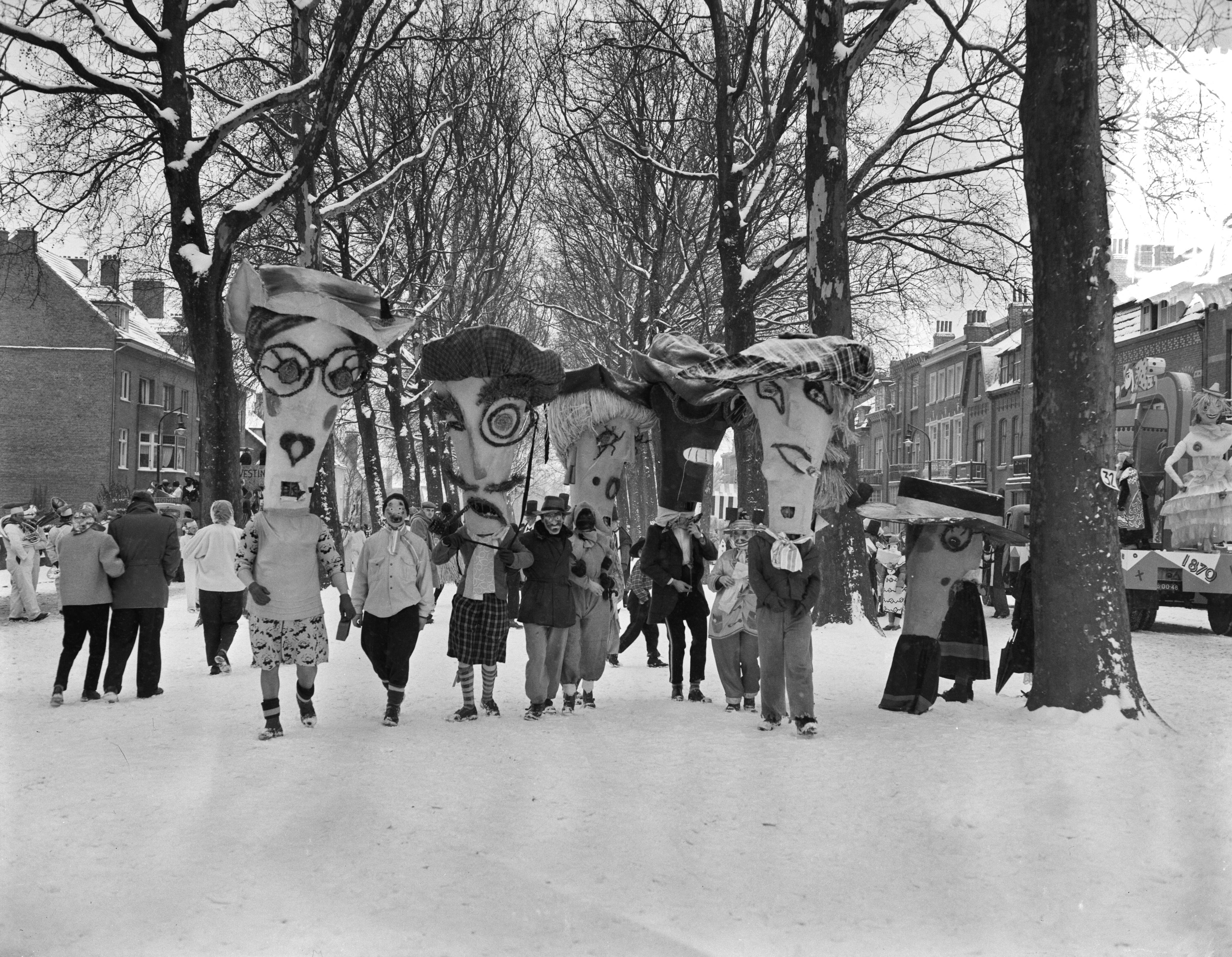 Fotocollectie Anefo — Carnavalsoptocht te Maastricht in de sneeuw — Foto: Pot, Harry / Anefo. Licentie: Set B: Rechtenvrij / Publiek Domein. Bron: Nationaal Archief. http://hdl.handle.net/10648/a930f1d6-d0b4-102d-bcf8-003048976d84