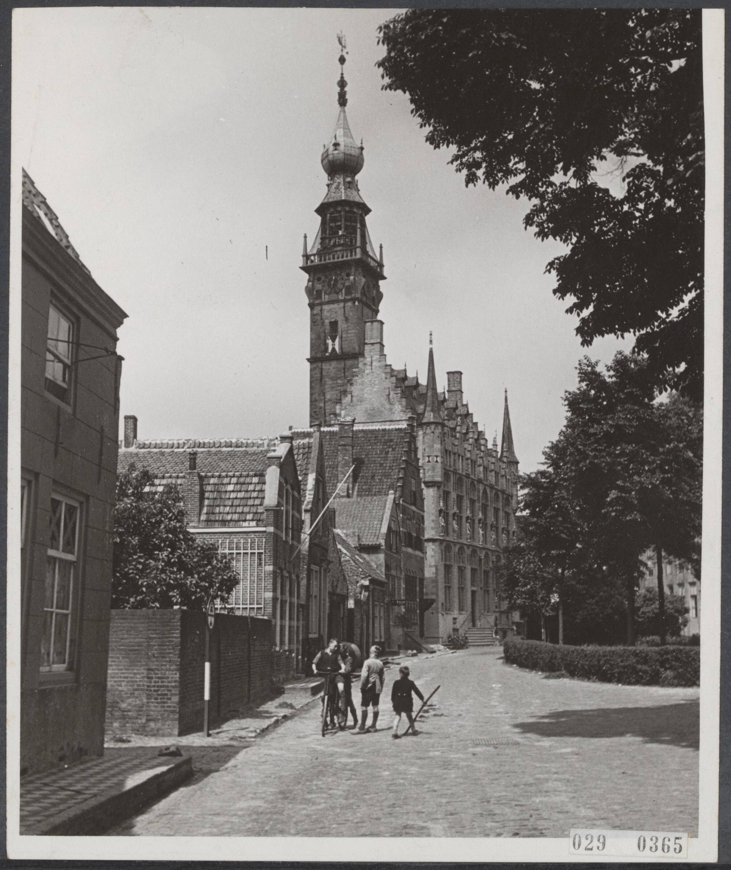 Fotocollectie Elsevier Binnenland — Bijschrift "Het historische stadhuis van [Veere] is , evenals het plaatsje, gespaard gebleven" — Foto: Stapf, F.A. / International Press Service. Licentie: Set B: Rechtenvrij / Publiek Domein. Bron: Nationaal Archief. http://hdl.handle.net/10648/ade1b68e-d0b4-102d-bcf8-003048976d84