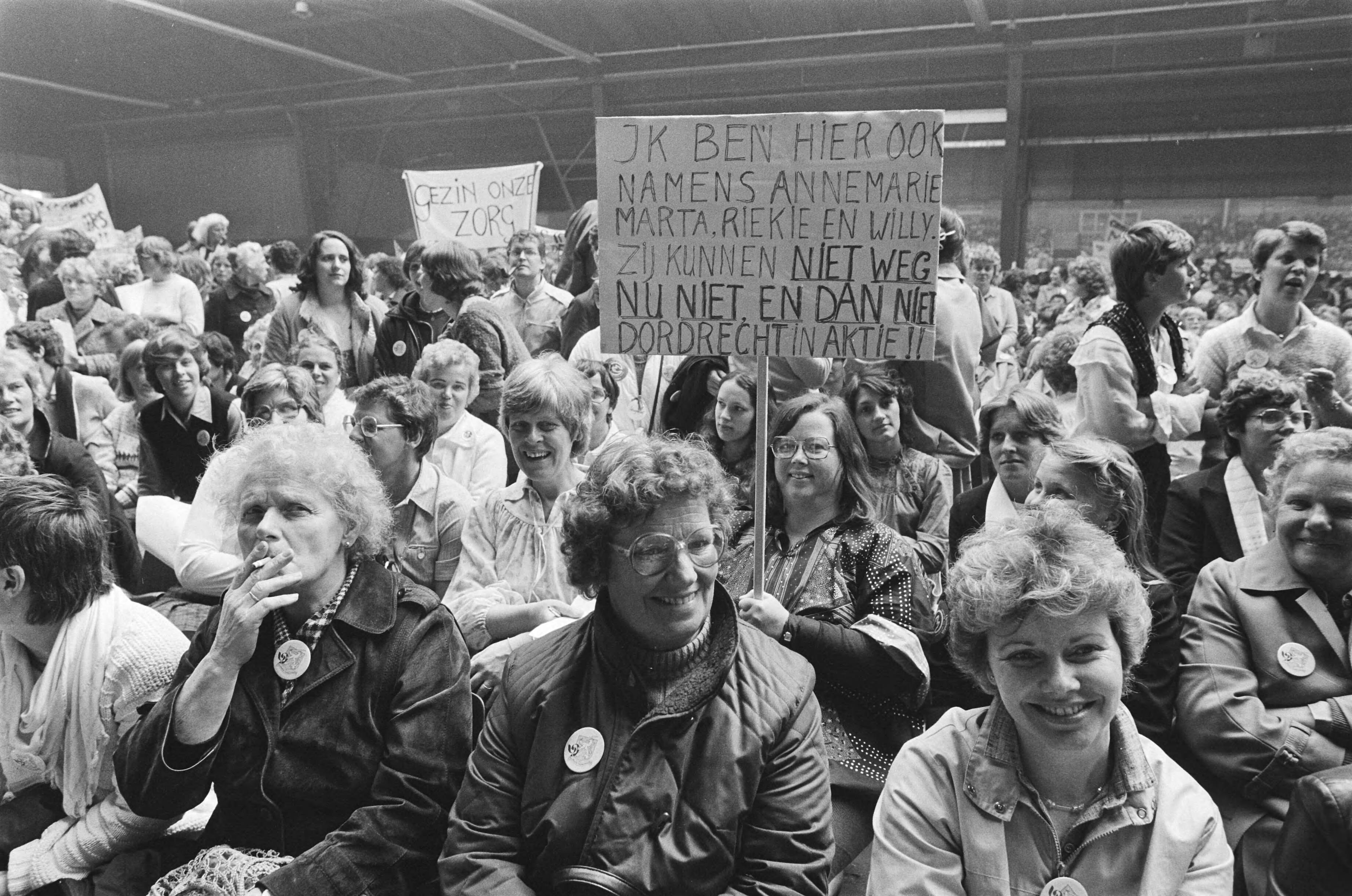 Fotocollectie Anefo — Manifestatie in Den Haag tegen bezuiniging in de gezinsverzorging in Houtrusthallen. Overzichten van de manifestatie — Foto: Dijk, Hans van / Anefo. Licentie: Set B: Rechtenvrij / Publiek Domein. Bron: Nationaal Archief. http://hdl.handle.net/10648/ad15fd50-d0b4-102d-bcf8-003048976d84