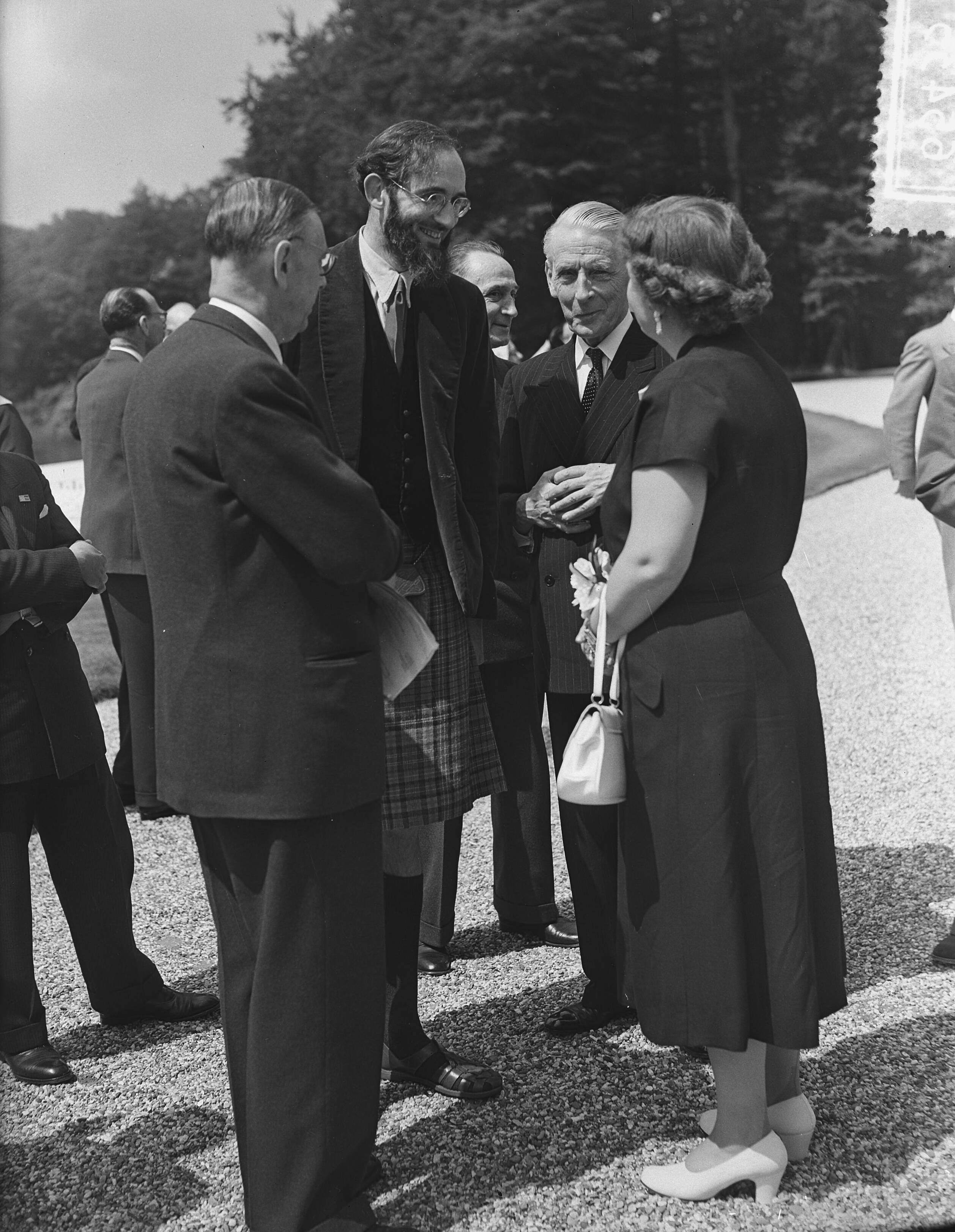 Fotocollectie Anefo — Koningin Juliana ontvangt deelnemers aan het PEN Congres op paleis Soestdijk. De koningin in gesprek met vlnr. Victor E. van Vriesland, Douglas Young en de internationale voorzitter Charles Morgan — Foto: Bilsen, Joop van / Anefo. Licentie: Set B: Rechtenvrij / Publiek Domein. Bron: Nationaal Archief. http://hdl.handle.net/10648/a92442b0-d0b4-102d-bcf8-003048976d84