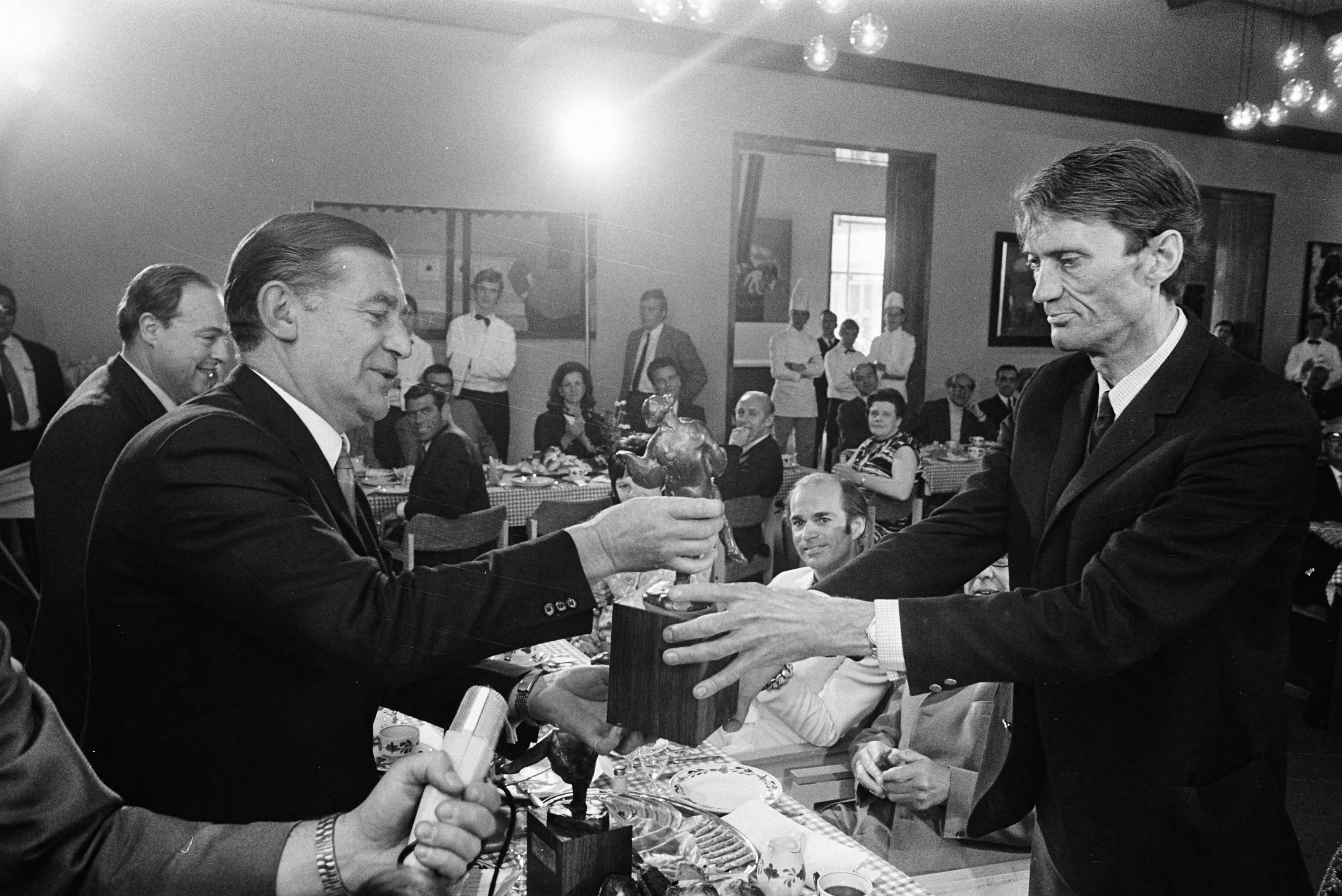 Fotocollectie Anefo — Jaarlijkse toneelprijzen uitgereikt in Stadsschouwburg, Breda — Foto: Verhoeff, Bert / Anefo. Licentie: Set B: Rechtenvrij / Publiek Domein. Bron: Nationaal Archief. http://hdl.handle.net/10648/ab98adc4-d0b4-102d-bcf8-003048976d84
