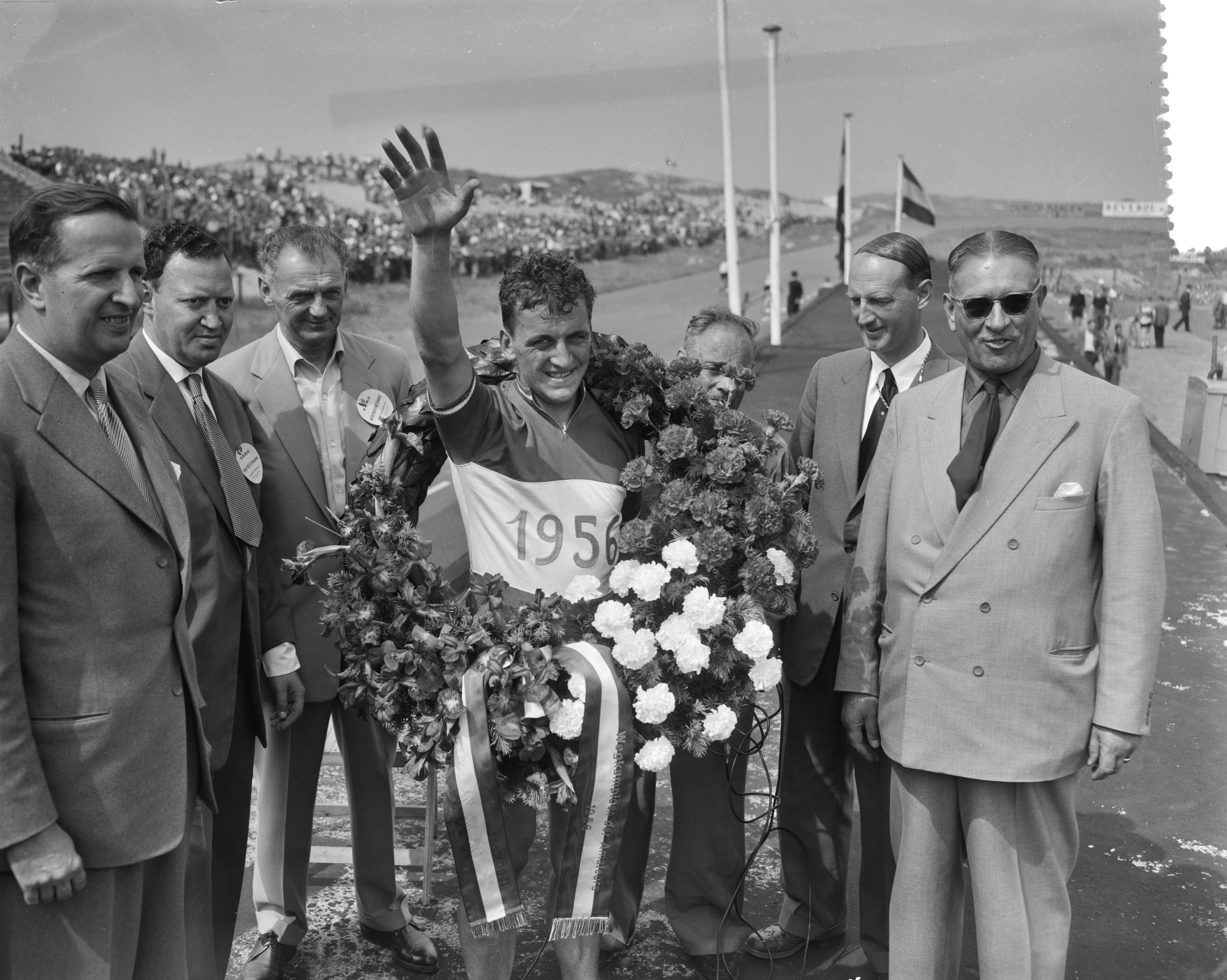 Fotocollectie Anefo — Nederlands kampioenschap wielrennen op de weg voor amateurs op het circuit van Zandvoort. Winnaar Frans Mahn met krans — Foto: Pot, Harry / Anefo. Licentie: Set B: Rechtenvrij / Publiek Domein. Bron: Nationaal Archief. http://hdl.handle.net/10648/a94adb3c-d0b4-102d-bcf8-003048976d84