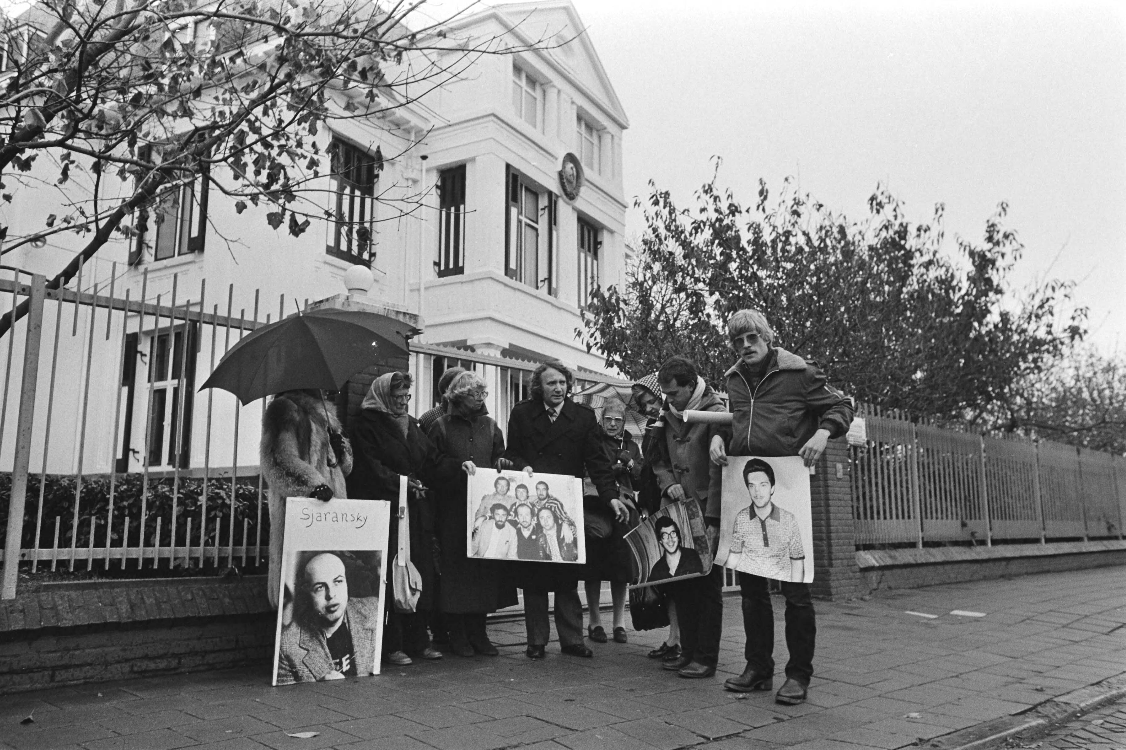 Fotocollectie Anefo — Bij Russische ambassade in Den Haag eerste wake door Solidariteitscomite voor Joden in Rusland, aandacht te vestigen voor positie van Joden daar — Foto: Bogaerts, Rob / Anefo. Licentie: Set B: Rechtenvrij / Publiek Domein. Bron: Nationaal Archief. http://hdl.handle.net/10648/aced6b60-d0b4-102d-bcf8-003048976d84