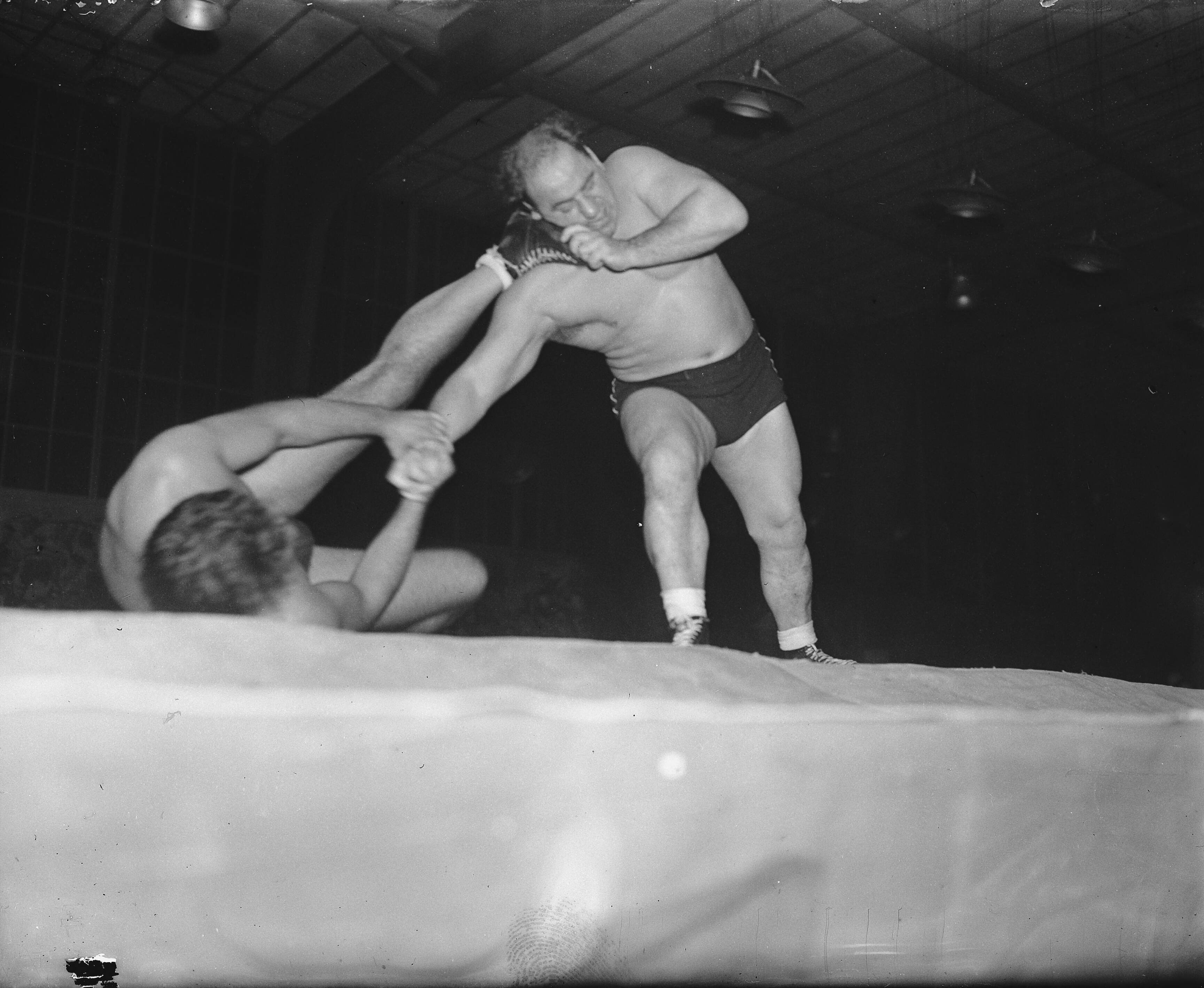 Fotocollectie Anefo — Worstelwedstrijd in de Apollohal te Amsterdam — Foto: Wisman, Bram / Anefo. Licentie: Set B: Rechtenvrij / Publiek Domein. Bron: Nationaal Archief. http://hdl.handle.net/10648/a8acf55c-d0b4-102d-bcf8-003048976d84