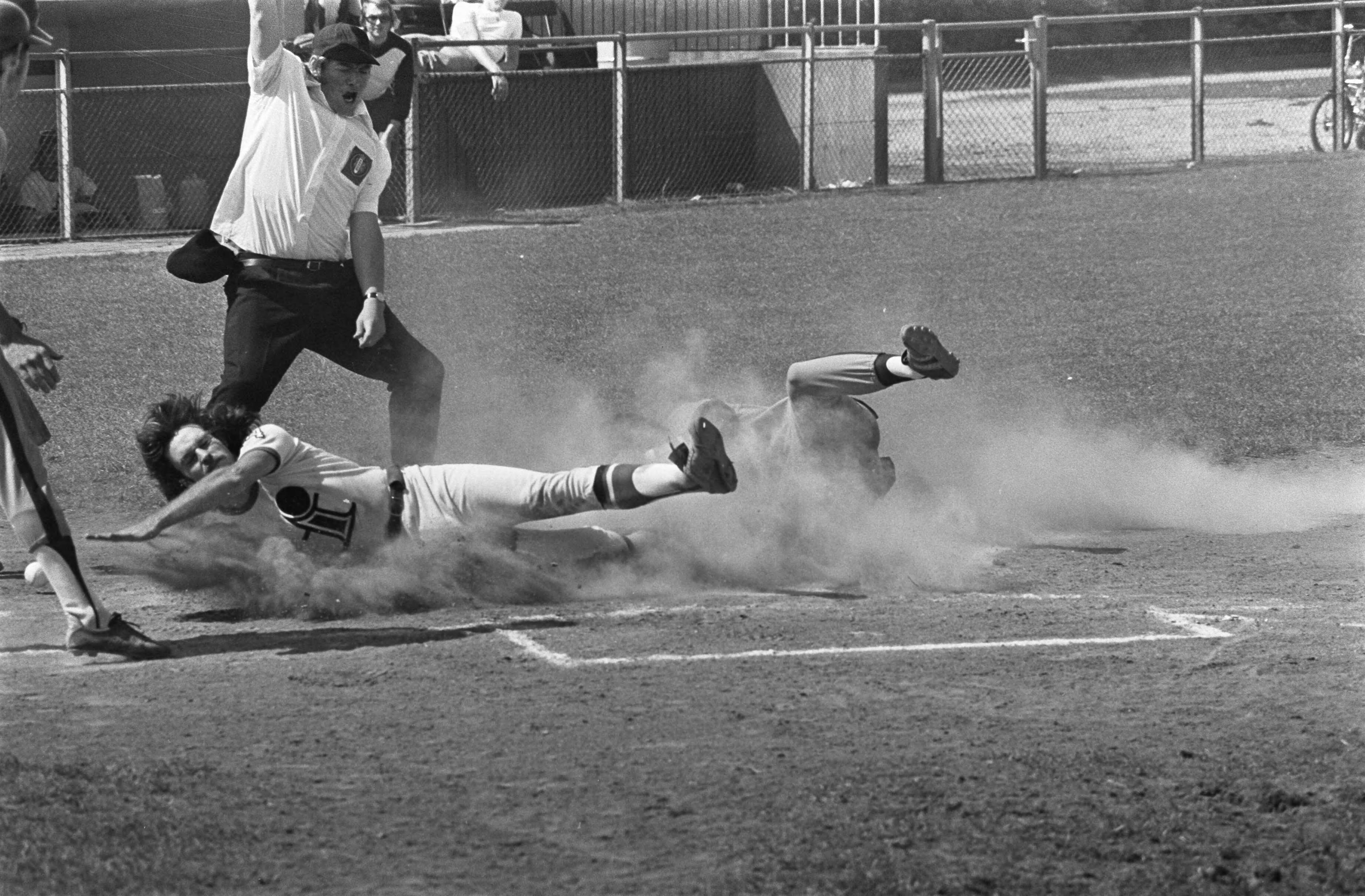Honkbal: Haarlem Nicols tegen Feyenoord — Jansen (Feyenoord) wordt vlak voor het thuishonk uitgetikt door Meyer (Haarlem Nicols); scheidsrechter Chris Pieters — Foto: Mieremet, Rob / Anefo. Licentie: Set B: Rechtenvrij / Publiek Domein. Bron: Nationaal Archief. http://hdl.handle.net/10648/ac6cf8cc-d0b4-102d-bcf8-003048976d84