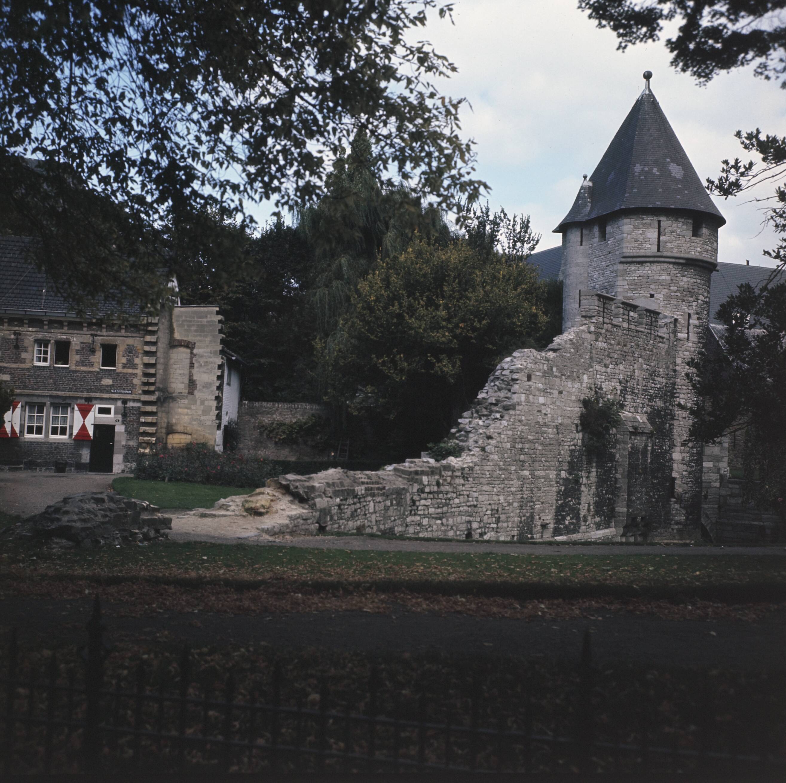 Fotocollectie Anefo — Maastricht: stadsgezichten; Stadswal — Foto: Nijs, Jac. de / Anefo. Licentie: Set B: Rechtenvrij / Publiek Domein. Bron: Nationaal Archief. http://hdl.handle.net/10648/ad8e9634-d0b4-102d-bcf8-003048976d84
