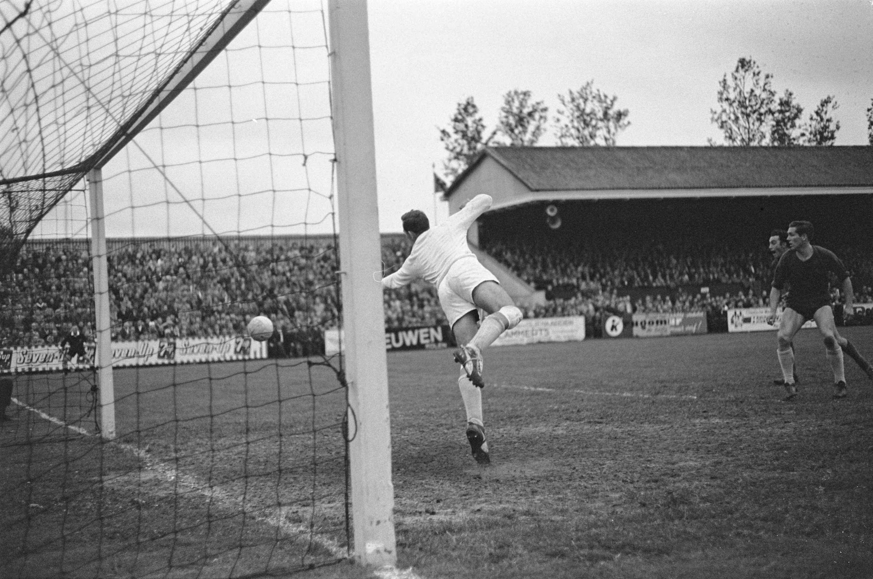 Fotocollectie Anefo — Voetbal. Promotiewedstrijd voor 1e divisie. Haarlem tegen VSV 2-2 na verlenging. Het eerste doelpunt van VSV gemaakt door Ted Immers (1-1). Keeper Michael van 't Kruis geslagen — Foto: Pot, Harry / Anefo. Licentie: Set B: Rechtenvrij / Publiek Domein. Bron: Nationaal Archief. http://hdl.handle.net/10648/aa3b6e3a-d0b4-102d-bcf8-003048976d84