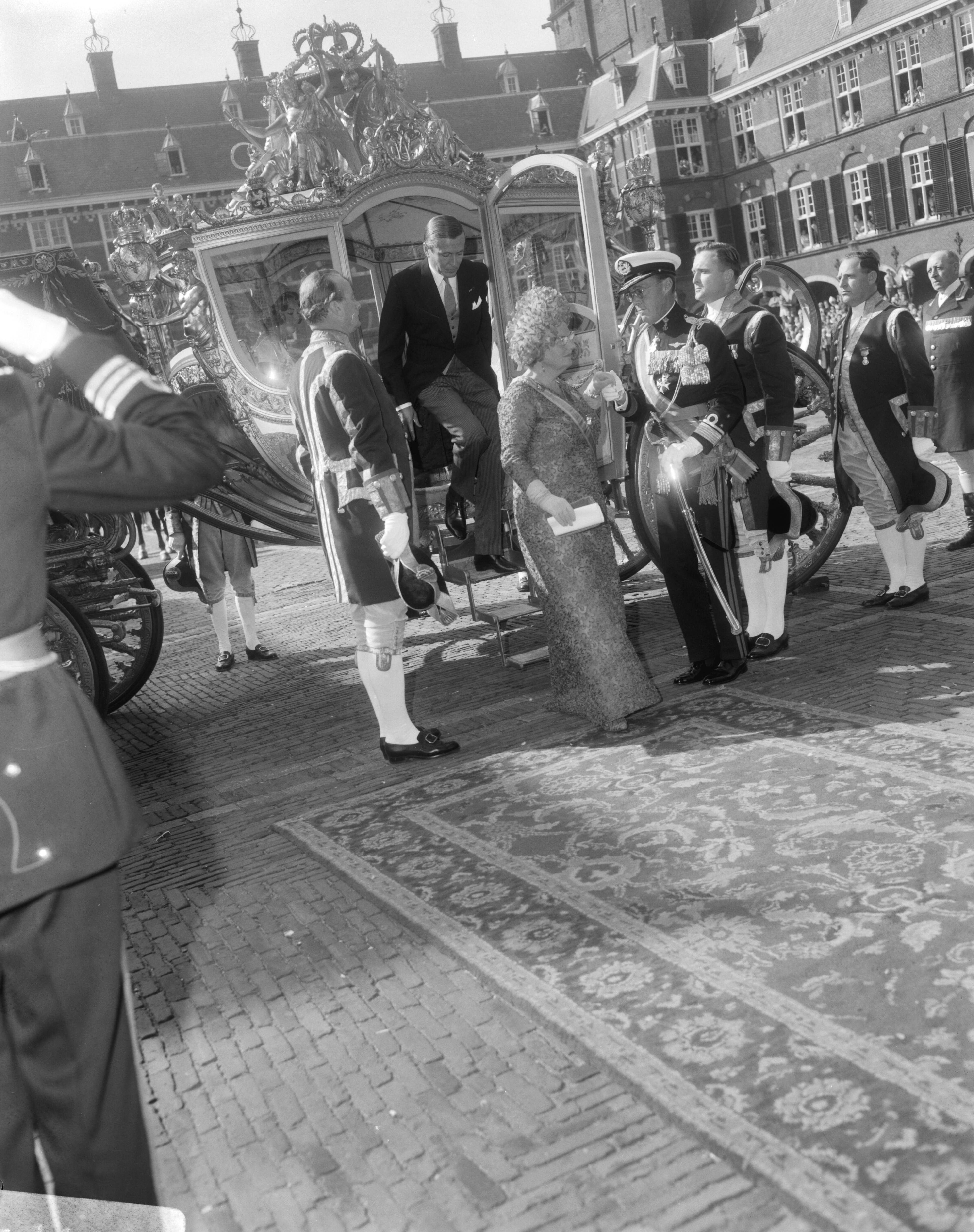 Prinsjesdag 1966 in Den Haag — Prins Claus, koningin Juliana en prins Bernhard bij aankomst bij de Ridderzaal — Foto: Kroon, Ron / Anefo. Licentie: Set B: Rechtenvrij / Publiek Domein. Bron: Nationaal Archief. http://hdl.handle.net/10648/aafd2a98-d0b4-102d-bcf8-003048976d84