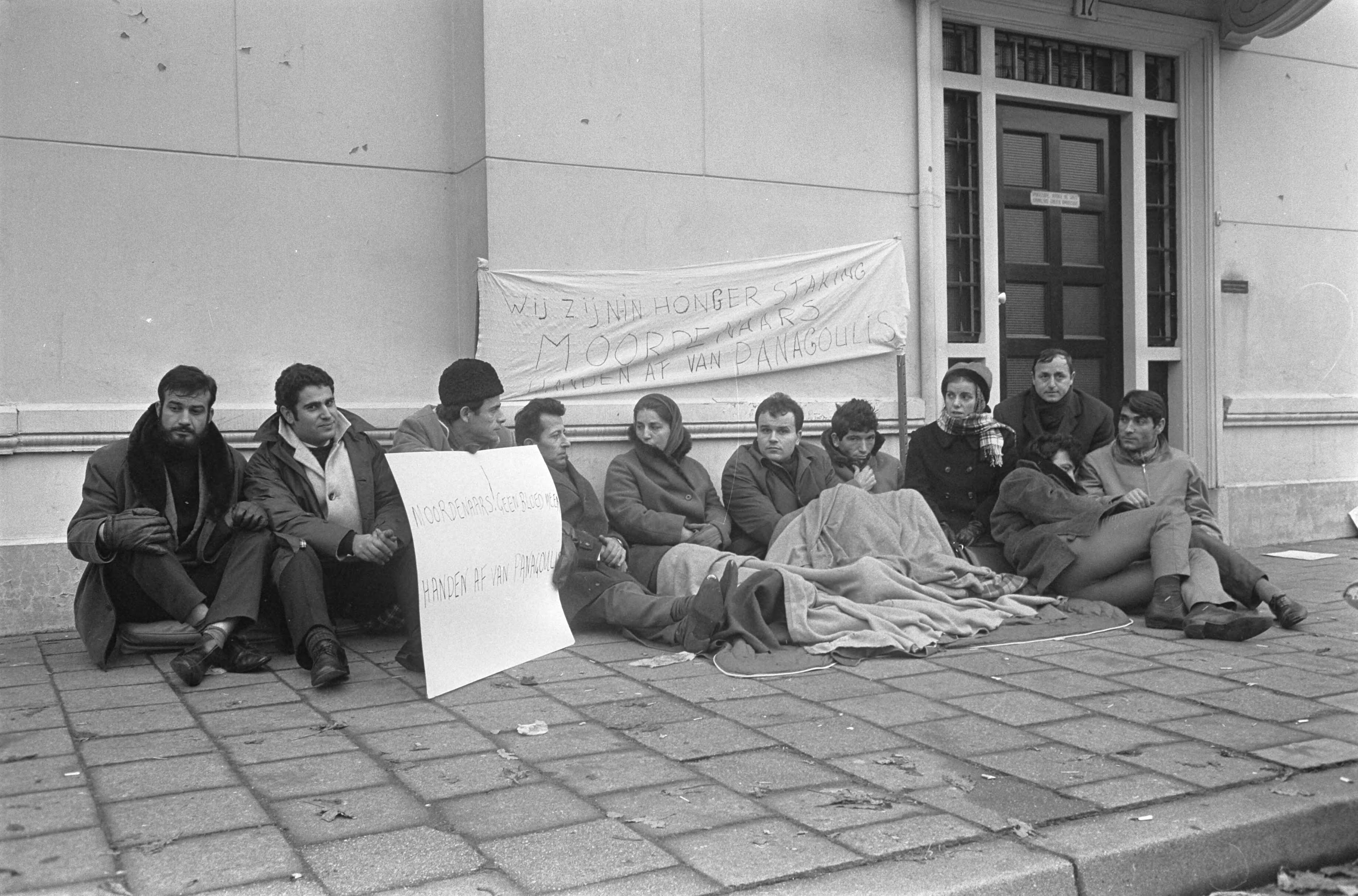 Fotocollectie Anefo — Grieken demonstreren in Den Haag demonstranten voor ambassadegebouw — Foto: Koch, Eric / Anefo. Licentie: Set B: Rechtenvrij / Publiek Domein. Bron: Nationaal Archief. http://hdl.handle.net/10648/ab556f1e-d0b4-102d-bcf8-003048976d84