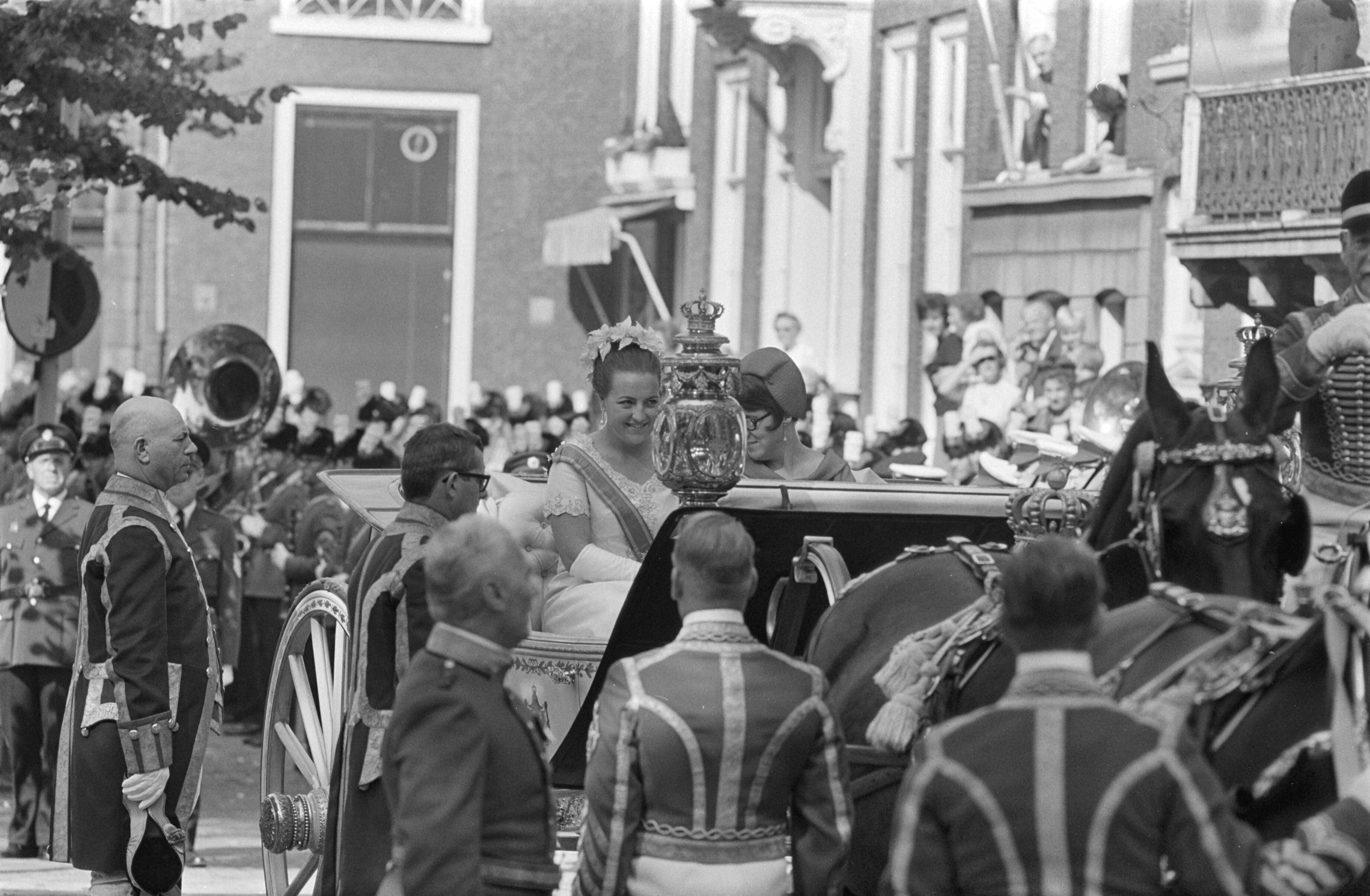 Prinsjesdag 1966 in Den Haag — Prinses Margriet en prinses Christina in een koets bij Paleis Noordeinde — Foto: Fotograaf Onbekend / Anefo. Licentie: Set B: Rechtenvrij / Publiek Domein. Bron: Nationaal Archief. http://hdl.handle.net/10648/aafd1b2a-d0b4-102d-bcf8-003048976d84