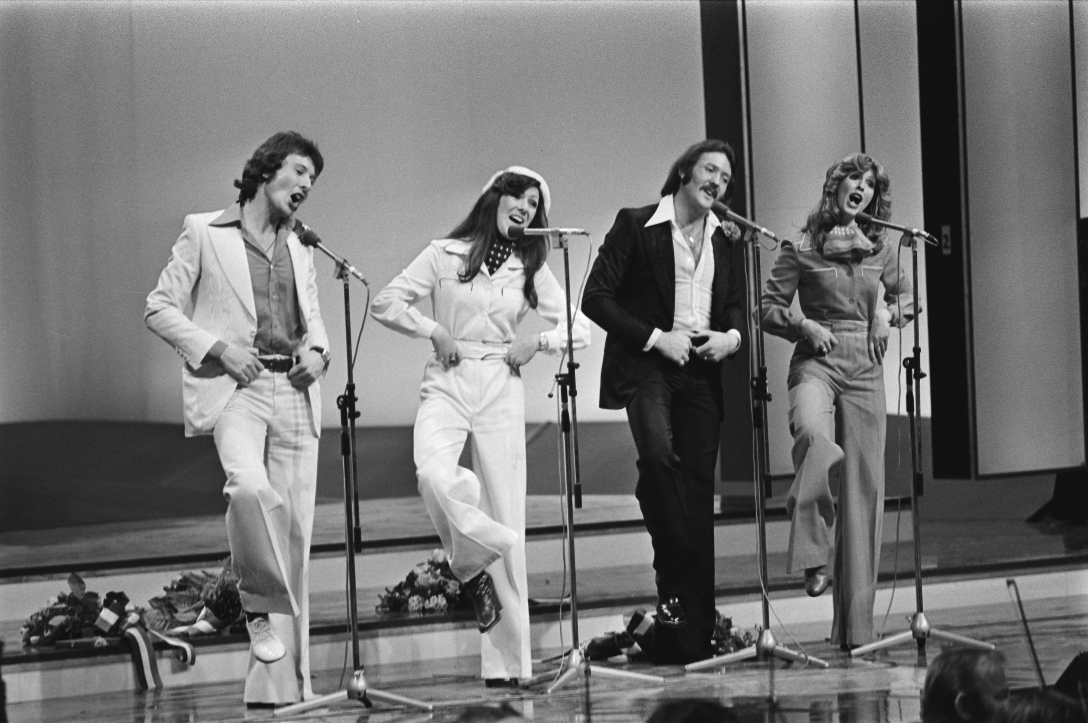 Fotocollectie Anefo — Eurovisie Songfestival 76 Den Haag ; Brotherhood of Man (Engeland) tijdens optreden — Foto: Mieremet, Rob / Anefo. Licentie: Set B: Rechtenvrij / Publiek Domein. Bron: Nationaal Archief. http://hdl.handle.net/10648/ac80a714-d0b4-102d-bcf8-003048976d84