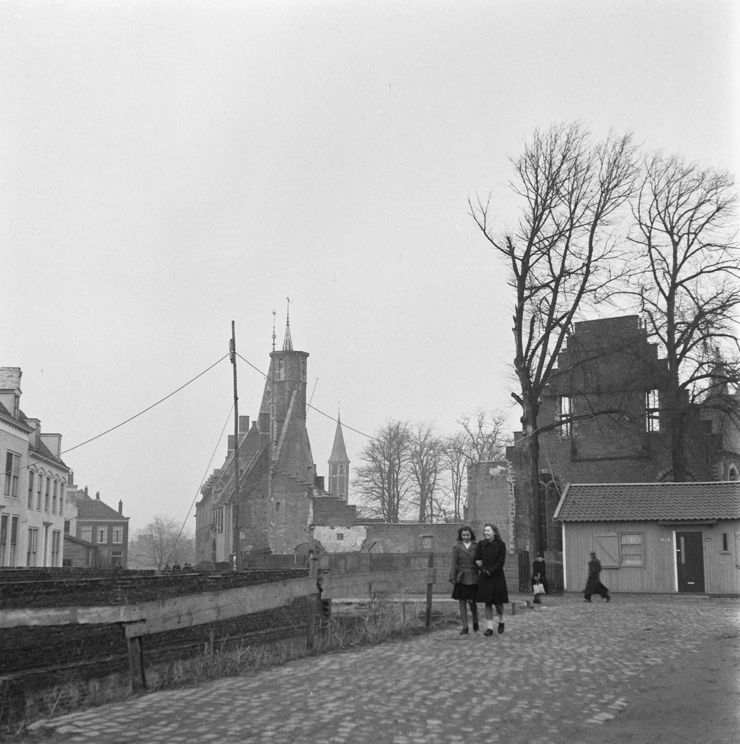 Vernielingen: Middelburg — Verwoeste gebouwen in Middelburg na de slag om de Scheldemonding. — Foto: Fotograaf Onbekend / Anefo. Licentie: Set B: Rechtenvrij / Publiek Domein. Bron: Nationaal Archief. http://hdl.handle.net/10648/ac054b50-d0b4-102d-bcf8-003048976d84