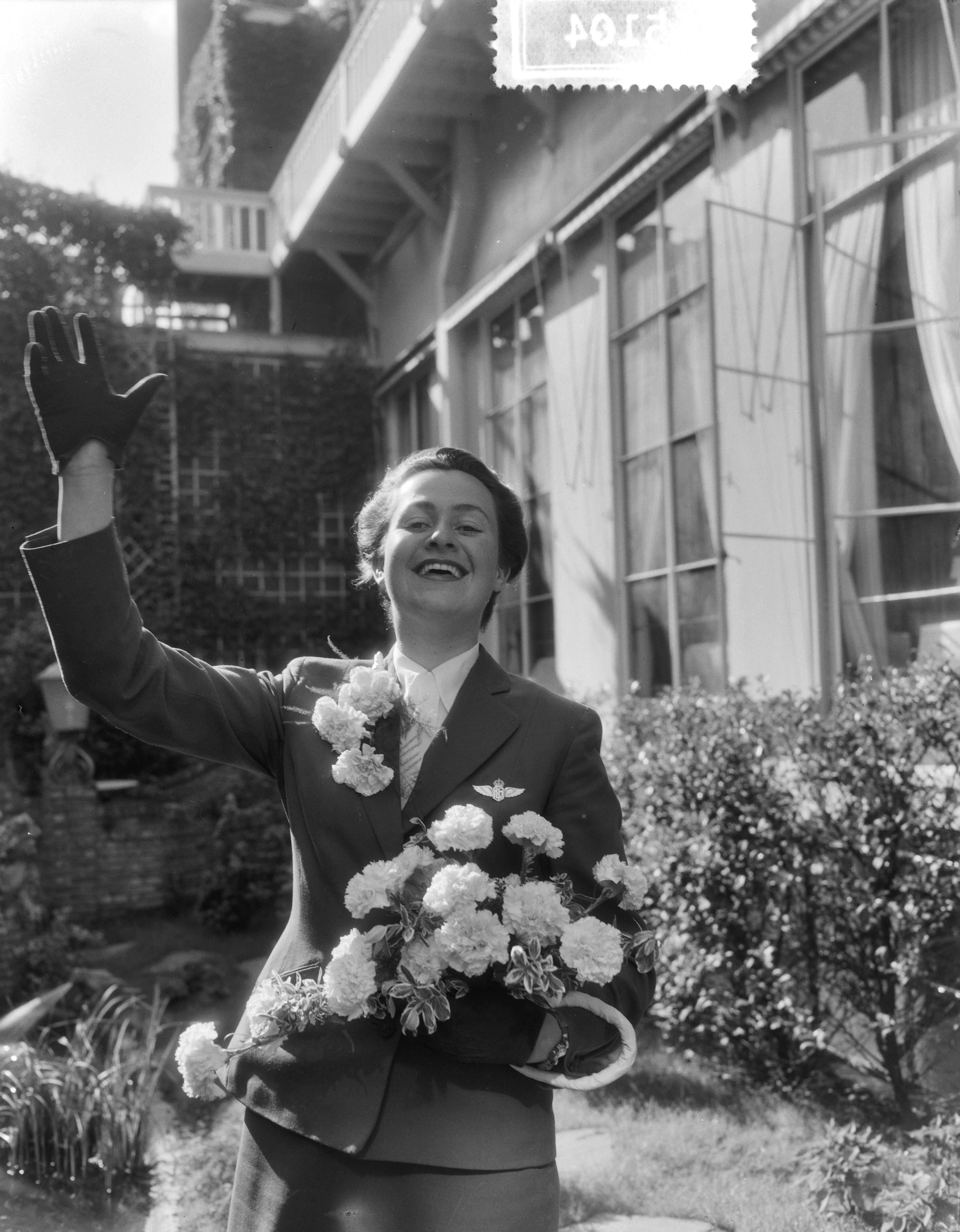 Fotocollectie Anefo — De Bloemenkoningin van Den Haag 1954 is de 23-jarige KLM-stewardess Gusta van der Leeuw uit Voorburg — Foto: Duinen, G.W. van / Anefo. Licentie: Set B: Rechtenvrij / Publiek Domein. Bron: Nationaal Archief. http://hdl.handle.net/10648/a9234cac-d0b4-102d-bcf8-003048976d84