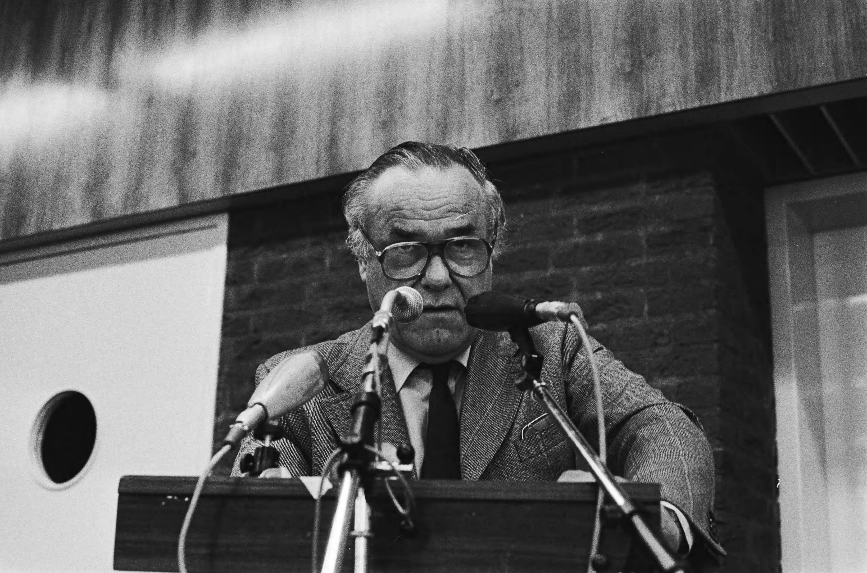 Fotocollectie Anefo — Extra federatieraadverg. vervb FNV Congrescentrum Utrecht stemming uitv arbeidsvoorw. beleid 1980 bedrijfsgr havens; vz vervb — Foto: Antonisse, Marcel / Anefo. Licentie: Set B: Rechtenvrij / Publiek Domein. Bron: Nationaal Archief. http://hdl.handle.net/10648/ace1c7ce-d0b4-102d-bcf8-003048976d84