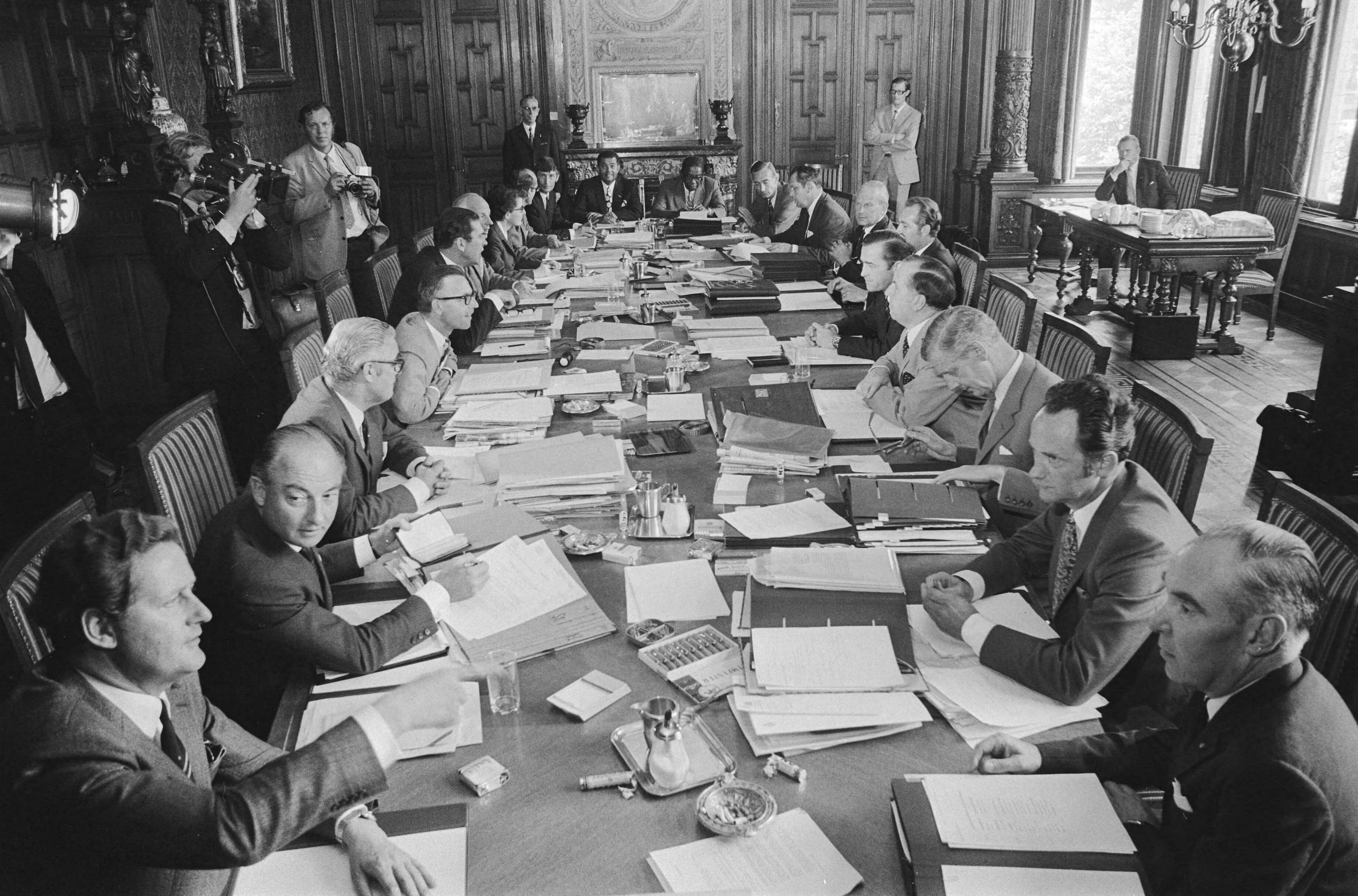 Fotocollectie Anefo — Rijksministerraad bijeen met nieuwe kabinet Biesheuvel, Den Haag , ministerraad aan tafel — Foto: Verhoeff, Bert / Anefo. Licentie: Set B: Rechtenvrij / Publiek Domein. Bron: Nationaal Archief. http://hdl.handle.net/10648/abc5f1e4-d0b4-102d-bcf8-003048976d84