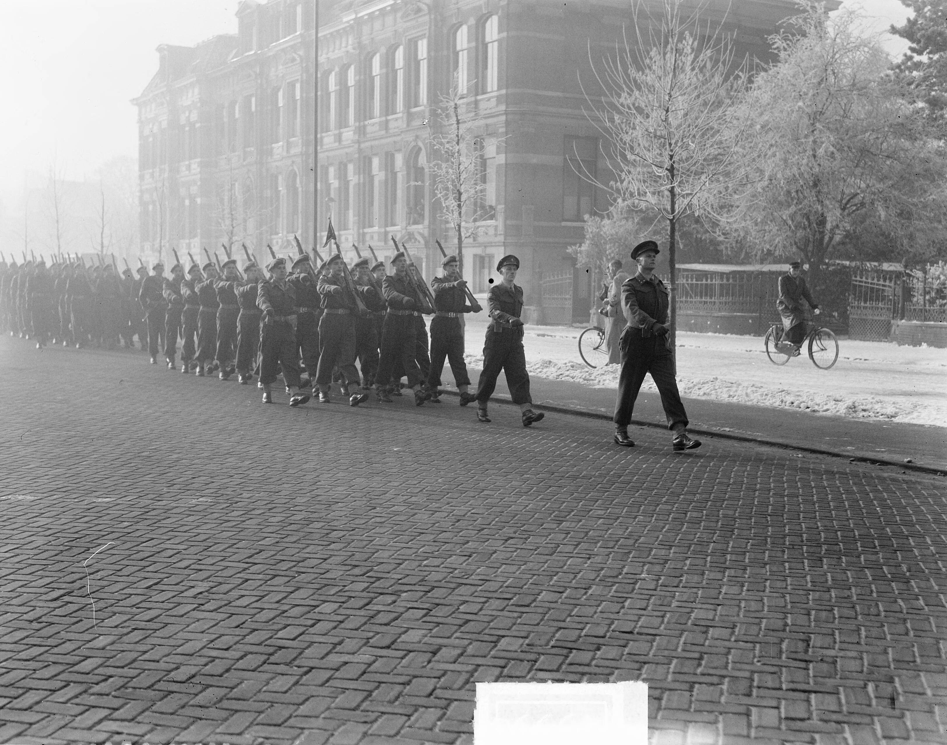 Defilé Koudenhoorn Kazerne Haarlem na beëindiging van inspectie — Foto: Vogel, Carel L. de / Anefo. — Licentie: Set B: Rechtenvrij / Publiek Domein. Bron: Nationaal Archief. http://hdl.handle.net/10648/a8e3e08a-d0b4-102d-bcf8-003048976d84