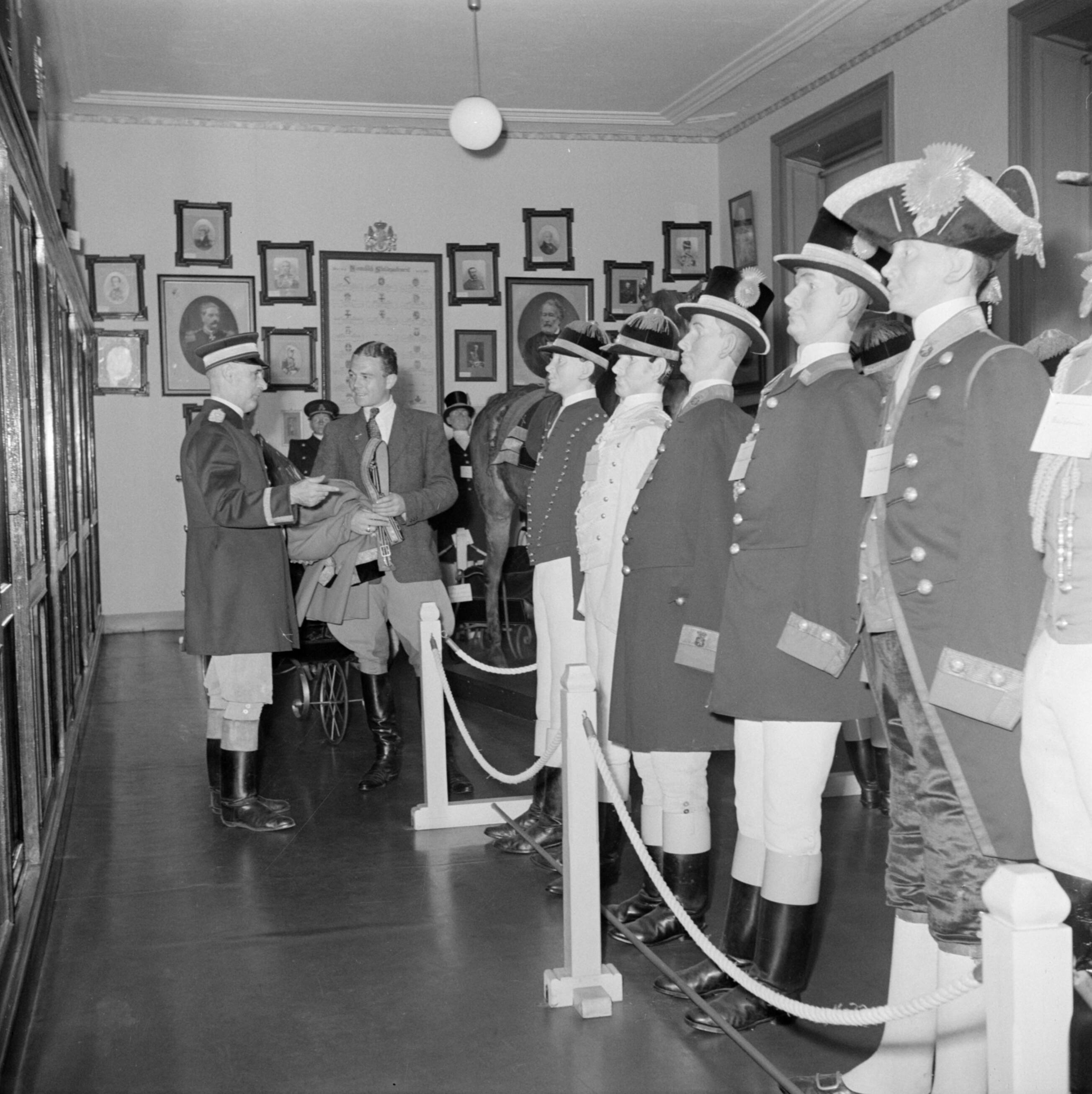 Troonsafstand koningin Wilhelmina / Inhuldiging van koningin Juliana — Voorbereidingen: een kijkje in het museum van het Koninklijk Staldepartement in Den Haag — Foto: Poll, Willem van de. Licentie: Set B: Rechtenvrij / Publiek Domein. Bron: Nationaal Archief. http://hdl.handle.net/10648/aee7af5c-d0b4-102d-bcf8-003048976d84