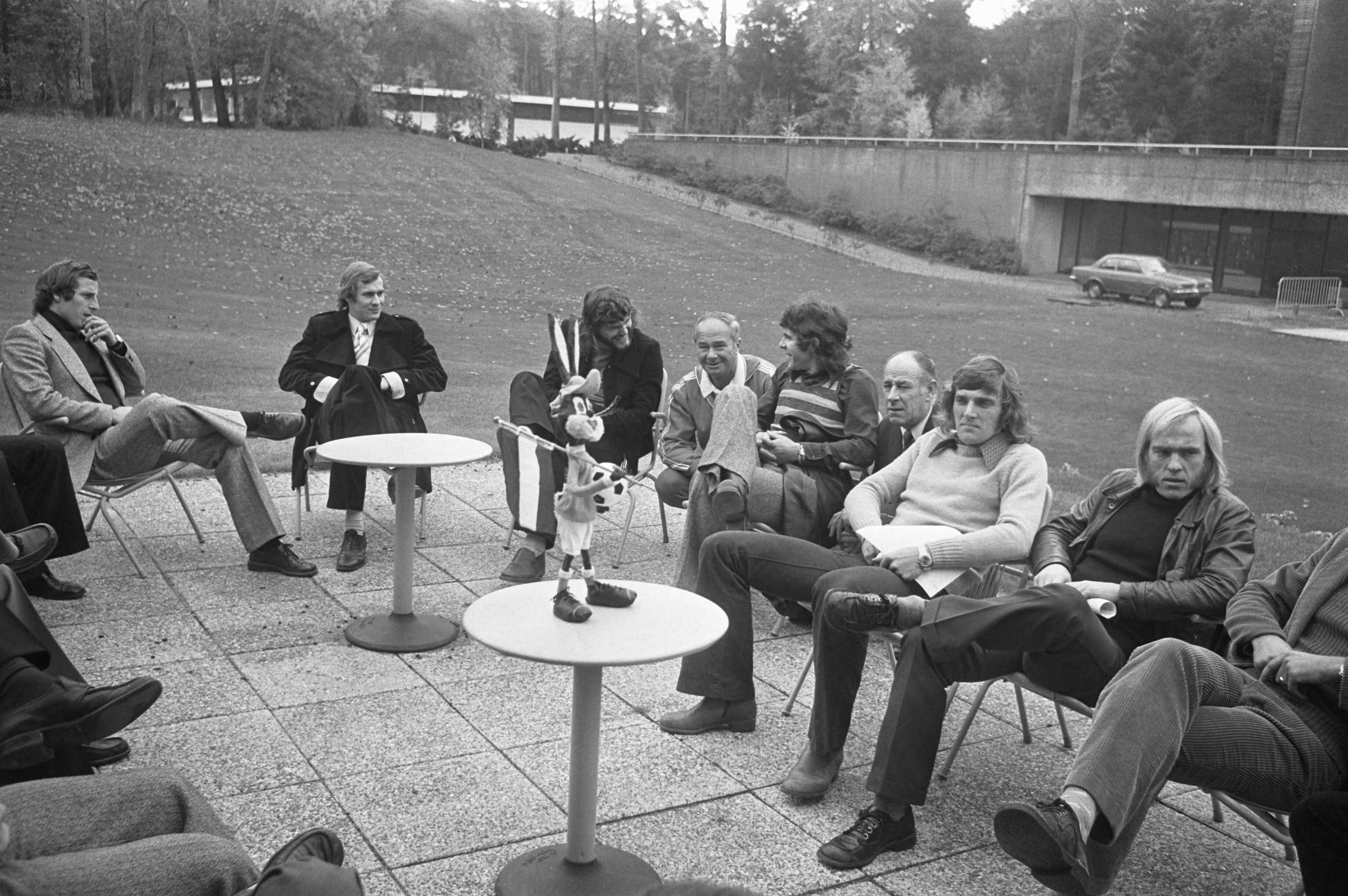 Fotocollectie Anefo — Nieuwe oranje-mascotte, overzicht met mascotte in Zeist — Foto: Punt, W. / Anefo. Licentie: Set B: Rechtenvrij / Publiek Domein. Bron: Nationaal Archief. http://hdl.handle.net/10648/abfb0f64-d0b4-102d-bcf8-003048976d84