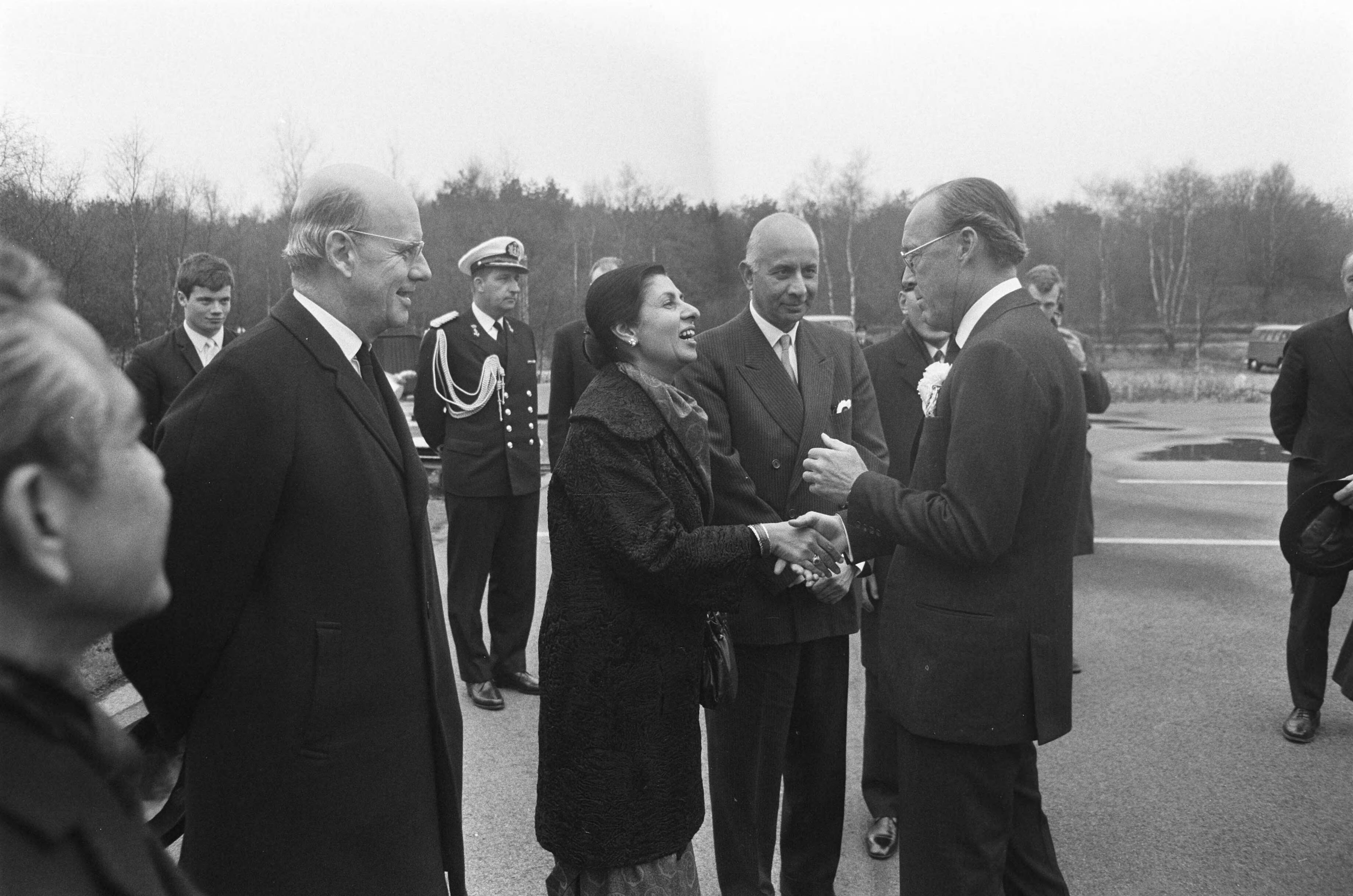 Prins Bernhard arriveert op Soesterberg na een reis naar het Verre Oosten — Prins Bernhard wordt na aankomst begroet — Foto: Mieremet, Rob / Anefo. Licentie: Set B: Rechtenvrij / Publiek Domein. Bron: Nationaal Archief. http://hdl.handle.net/10648/ab93b544-d0b4-102d-bcf8-003048976d84