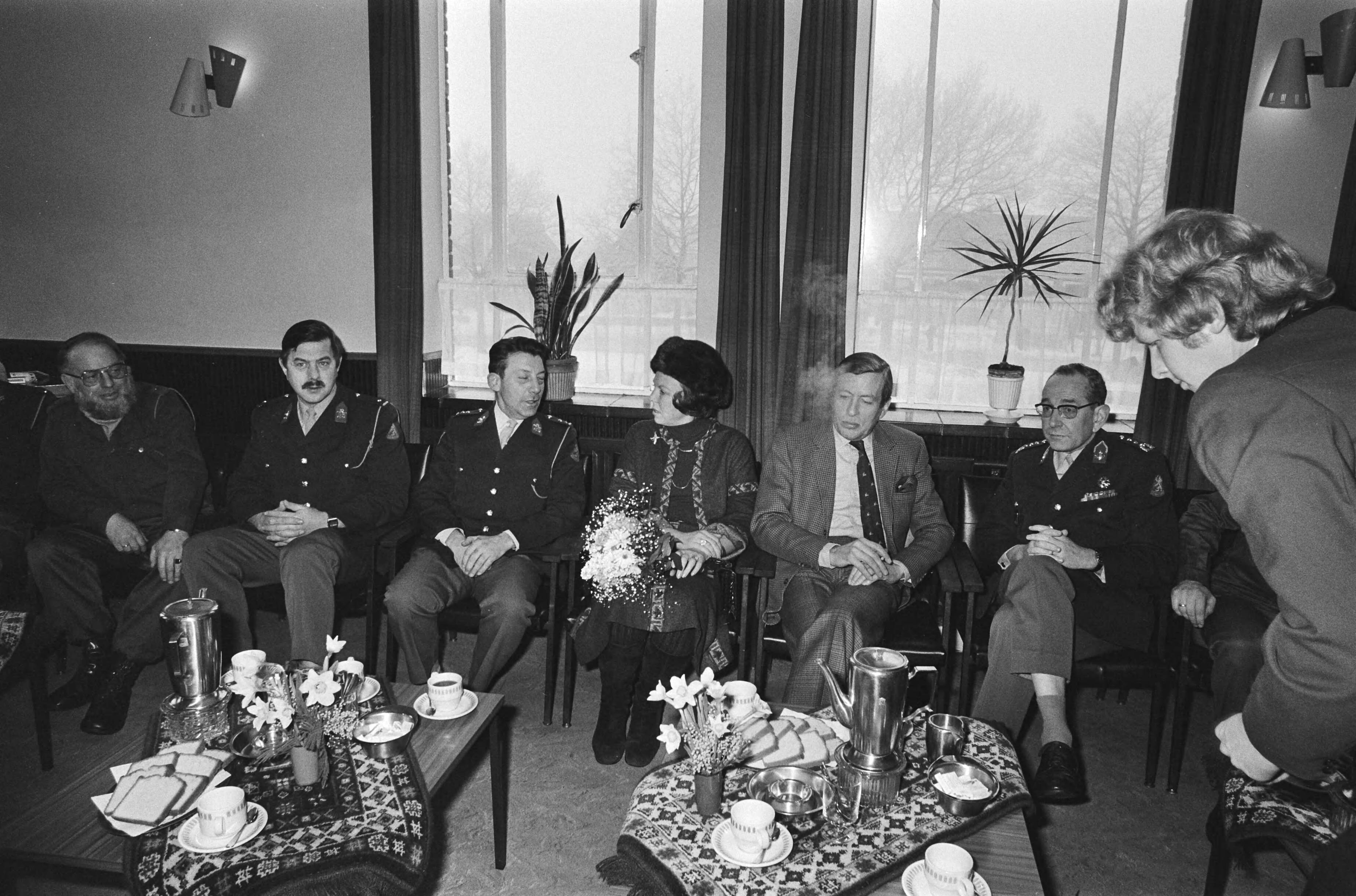 Prinses Beatrix en prins Claus bezoeken VN detachement voor Libanon in de Adolf van Nassau kazerne in Zuidlaren — Prinses Beatrix en Prins Claus spreken met militairen — Foto: Suyk, Koen / Anefo. Licentie: Set B: Rechtenvrij / Publiek Domein. Bron: Nationaal Archief. http://hdl.handle.net/10648/acc4cdfe-d0b4-102d-bcf8-003048976d84