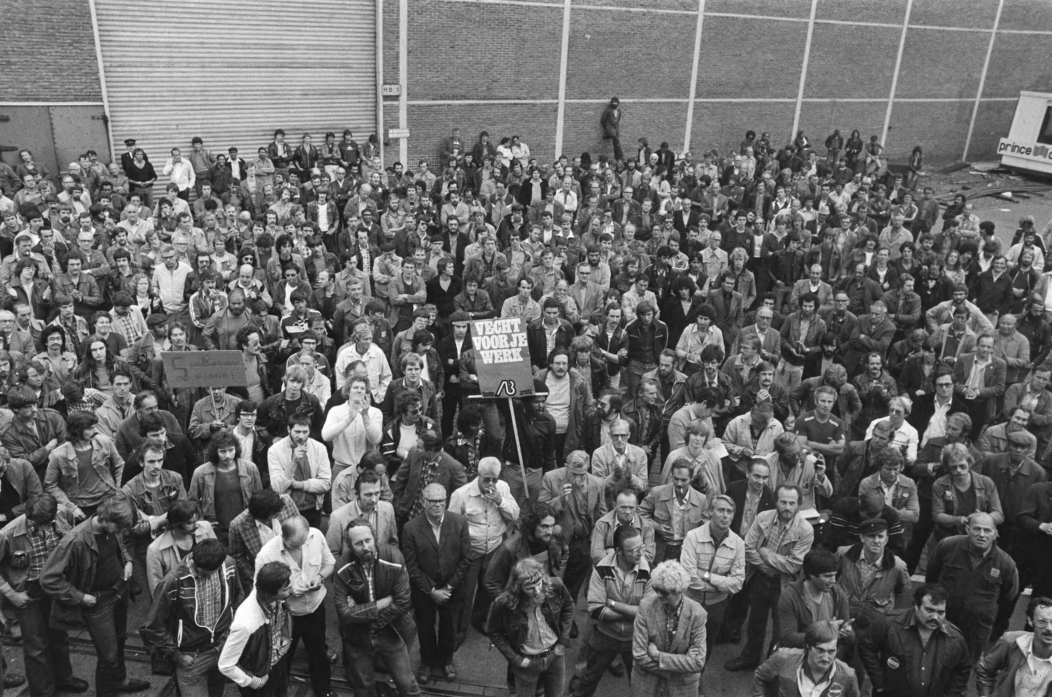 Fotocollectie Anefo — Ongeveer 2000 werknemers van de Koninklijke Mij De Schelde in Vlissingen in staking: werknemers van KMS toegesproken door stakingsleider — Foto: Bogaerts, Rob / Anefo. Licentie: Set B: Rechtenvrij / Publiek Domein. Bron: Nationaal Archief. http://hdl.handle.net/10648/ace871fa-d0b4-102d-bcf8-003048976d84