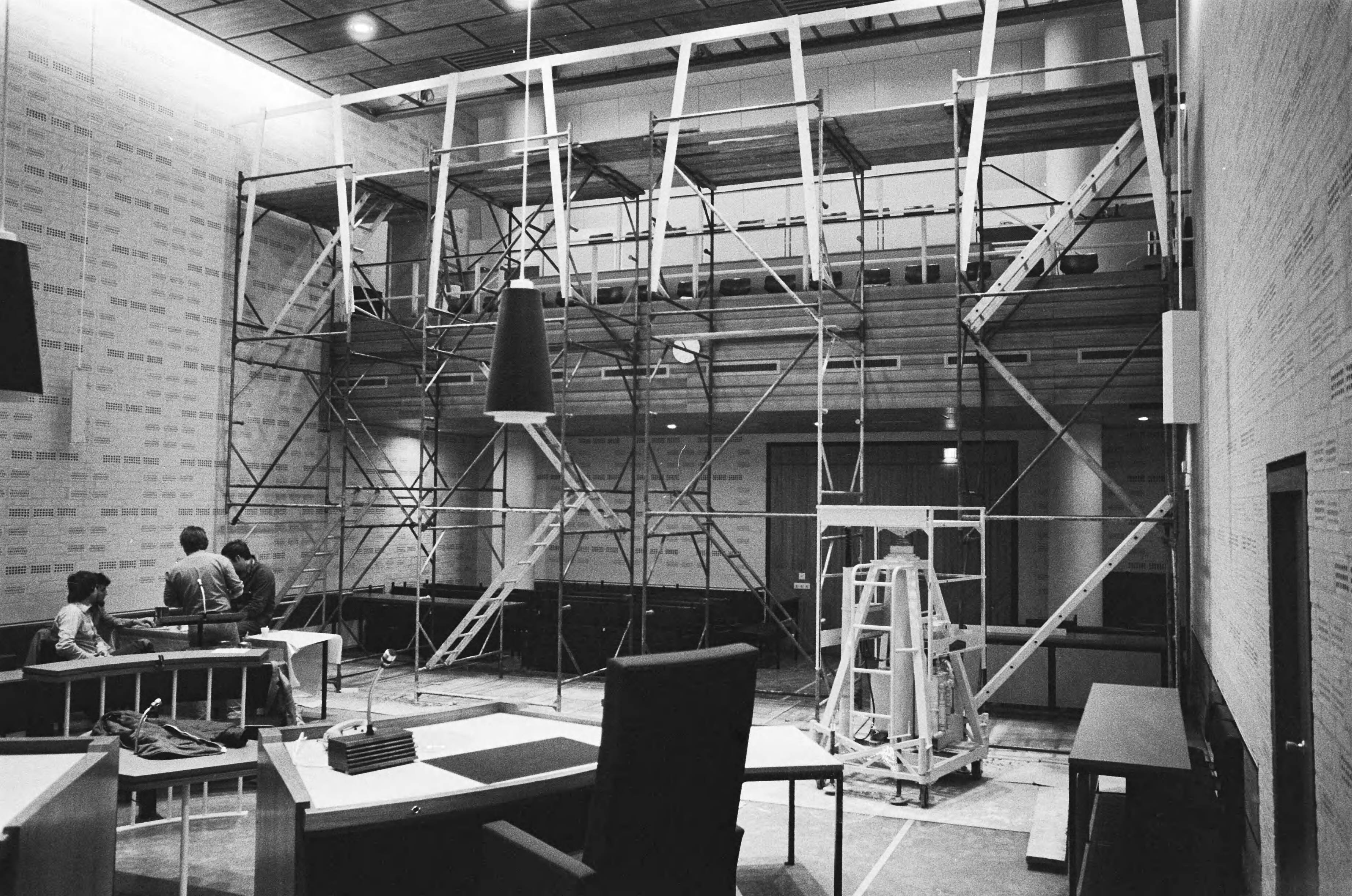 Fotocollectie Anefo — Gerechtsgebouw in Den Haag ivm beh. uitleveringsverzoek RAF-leden door BRD; voor publieke tribune wordt kogelvrij glas aangebracht — Foto: Peters, Hans / Anefo. Licentie: Set B: Rechtenvrij / Publiek Domein. Bron: Nationaal Archief. http://hdl.handle.net/10648/aca98d96-d0b4-102d-bcf8-003048976d84