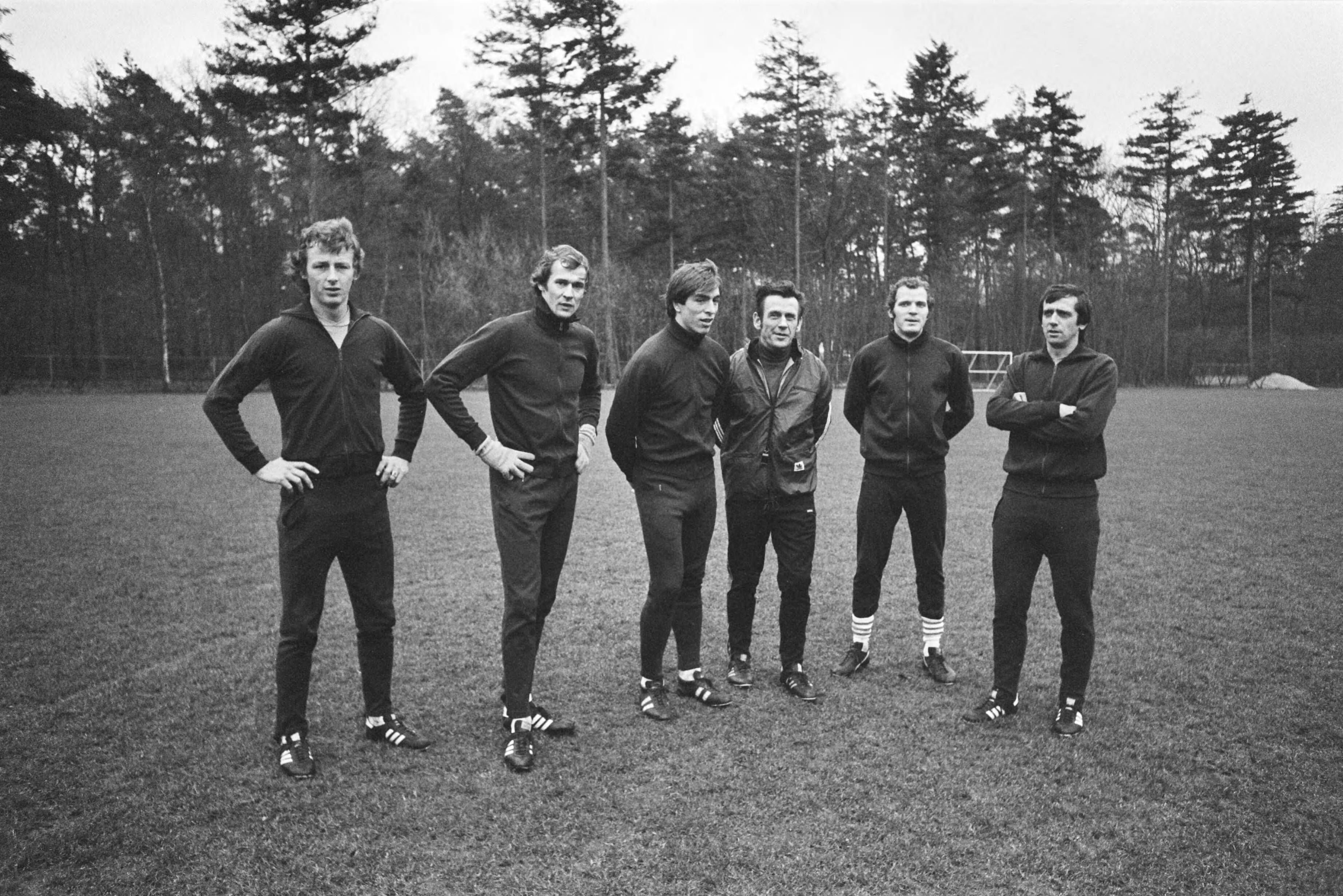 Fotocollectie Anefo — Nederlands elftal in Zeist bijeen i.v.m. wedstrijd in Londen — Foto: Peters, Hans / Anefo. Licentie: Set B: Rechtenvrij / Publiek Domein. Bron: Nationaal Archief. http://hdl.handle.net/10648/ac953a94-d0b4-102d-bcf8-003048976d84
