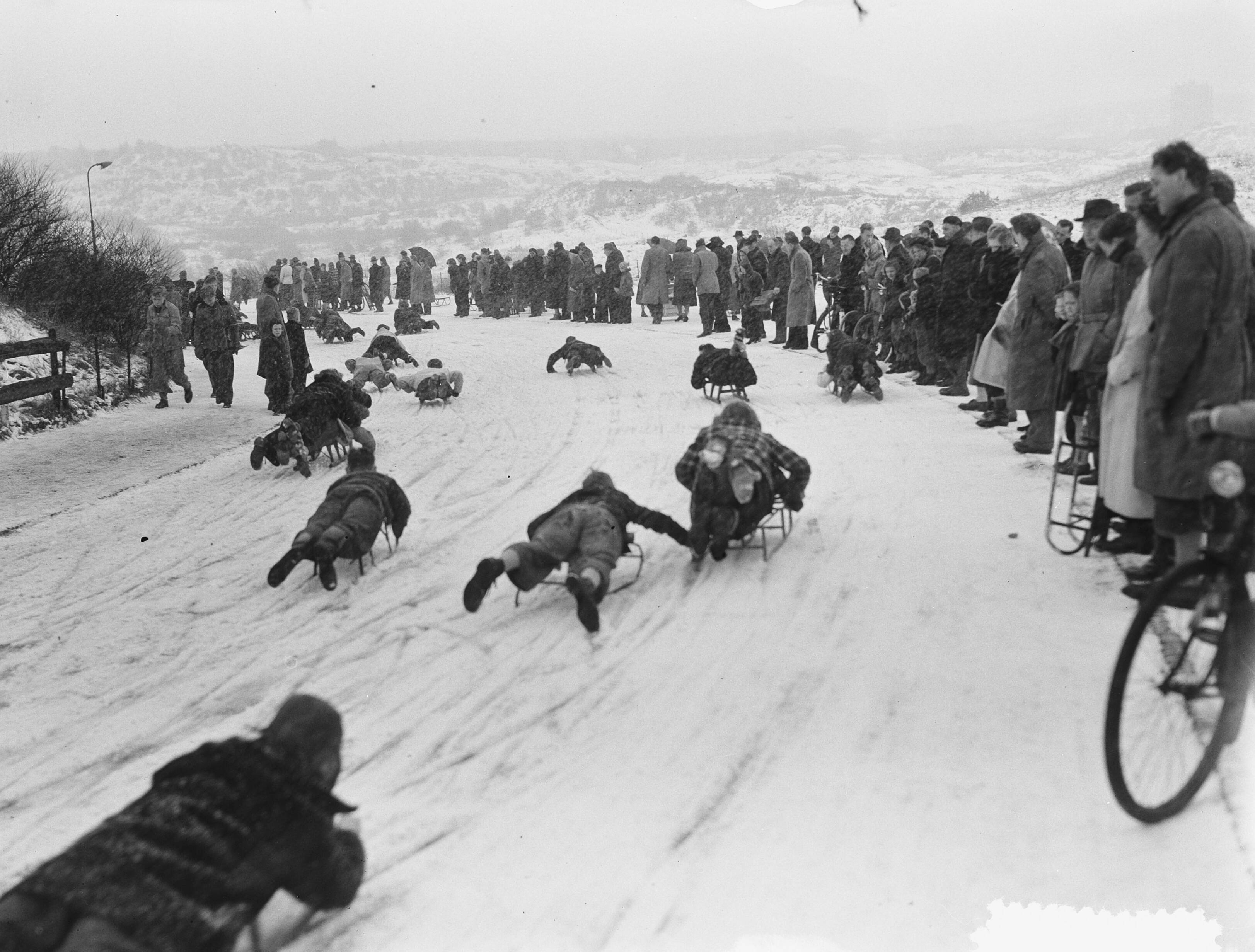 Fotocollectie Anefo — Sneeuwfeest op het Kopje van Bloemendaal — Foto: Pot, Harry / Anefo. Licentie: Set B: Rechtenvrij / Publiek Domein. Bron: Nationaal Archief. http://hdl.handle.net/10648/a8f4eda8-d0b4-102d-bcf8-003048976d84