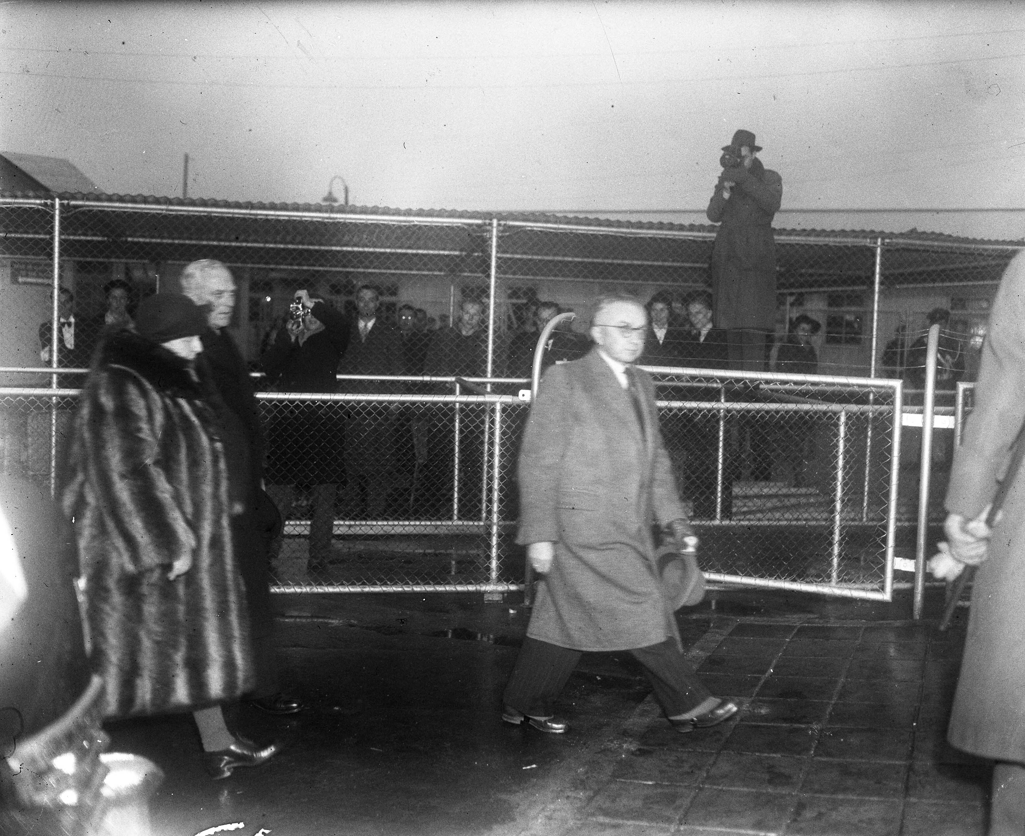 Fotocollectie Anefo — Aankomst van koningin Wilhelmina op Schiphol — Foto: Sagers, Harry / Anefo. Licentie: Set B: Rechtenvrij / Publiek Domein. Bron: Nationaal Archief. http://hdl.handle.net/10648/ad7a613c-d0b4-102d-bcf8-003048976d84