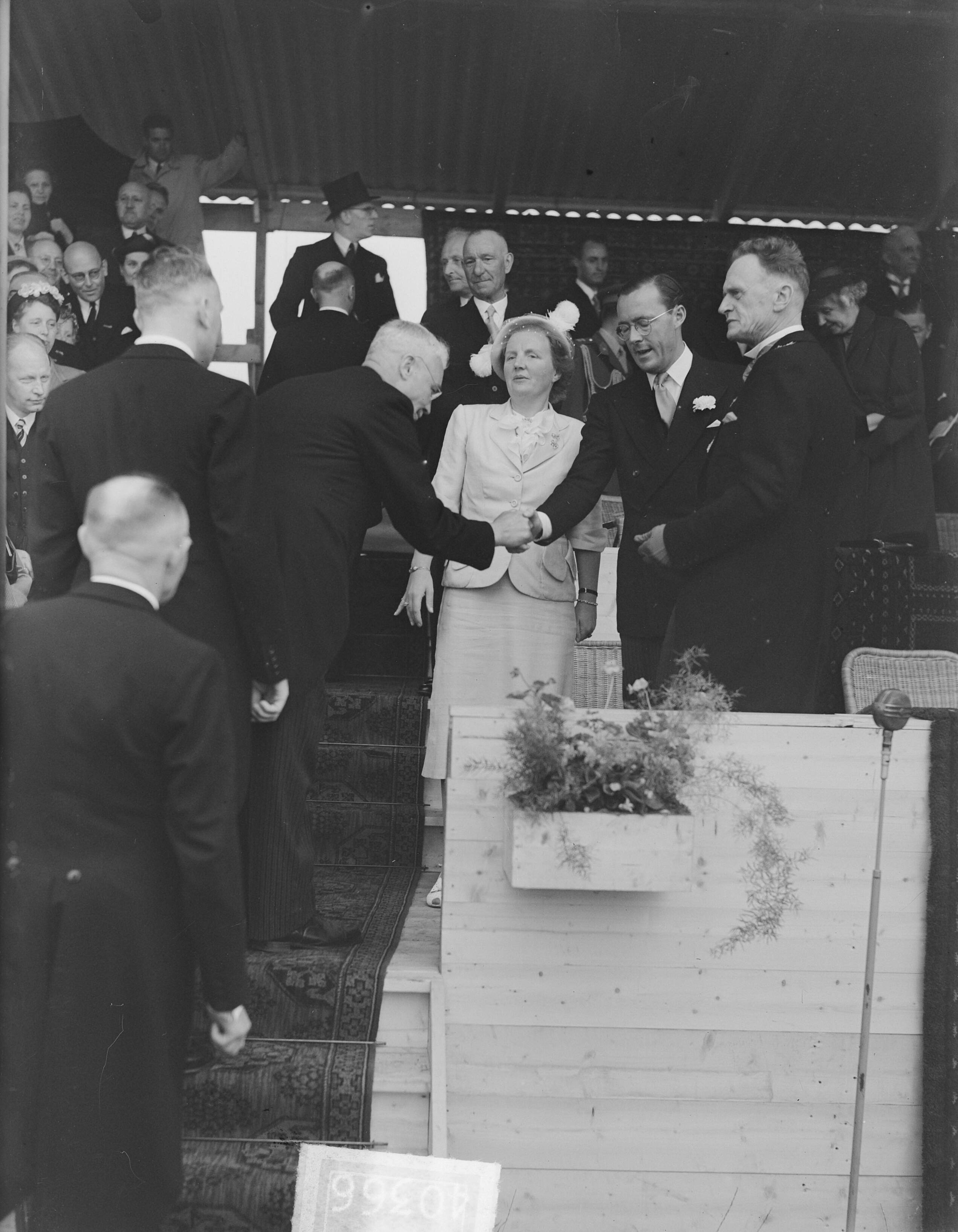Koninklijk bezoek aan Groningen (1950) — Koninklijk bezoek aan Groningen — Foto: Noske, J.D. / Anefo. Licentie: Set B: Rechtenvrij / Publiek Domein. Bron: Nationaal Archief. http://hdl.handle.net/10648/a8da9764-d0b4-102d-bcf8-003048976d84