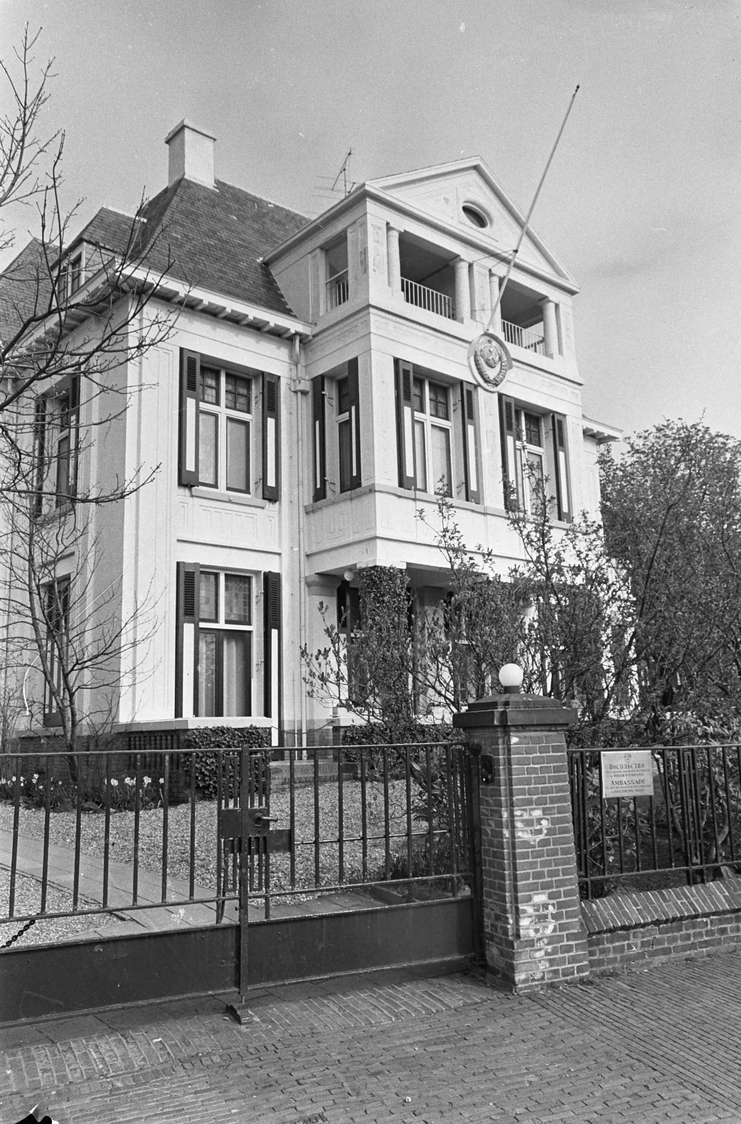 Fotocollectie Anefo — Rus Gloukhov ontslagen uit Huis van Bewaring te Den Haag gebouw Russische ambassade — Foto: Kroon, Ron / Anefo. Licentie: Set B: Rechtenvrij / Publiek Domein. Bron: Nationaal Archief. http://hdl.handle.net/10648/ab15b964-d0b4-102d-bcf8-003048976d84