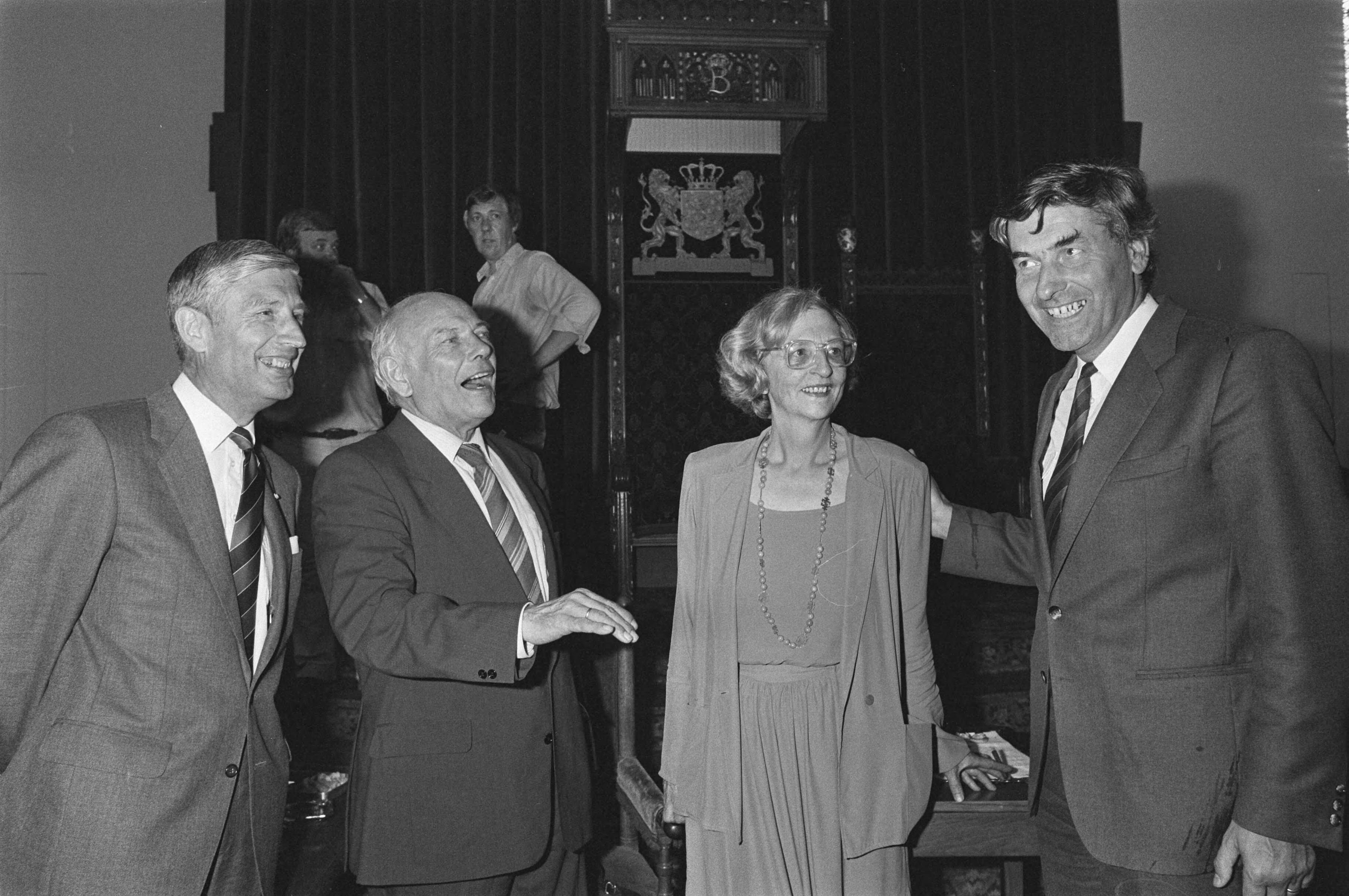 Fotocollectie Anefo — Receptie t.g.v. 65e verjaardag van J. den Uyl in Ridderzaal Den Haag ; Van Agt , Den Uyl , mevrouw Den Uyl en Lubbers — Foto: Croes, Rob C. / Anefo. Licentie: Set B: Rechtenvrij / Publiek Domein. Bron: Nationaal Archief. http://hdl.handle.net/10648/ad3c47ee-d0b4-102d-bcf8-003048976d84