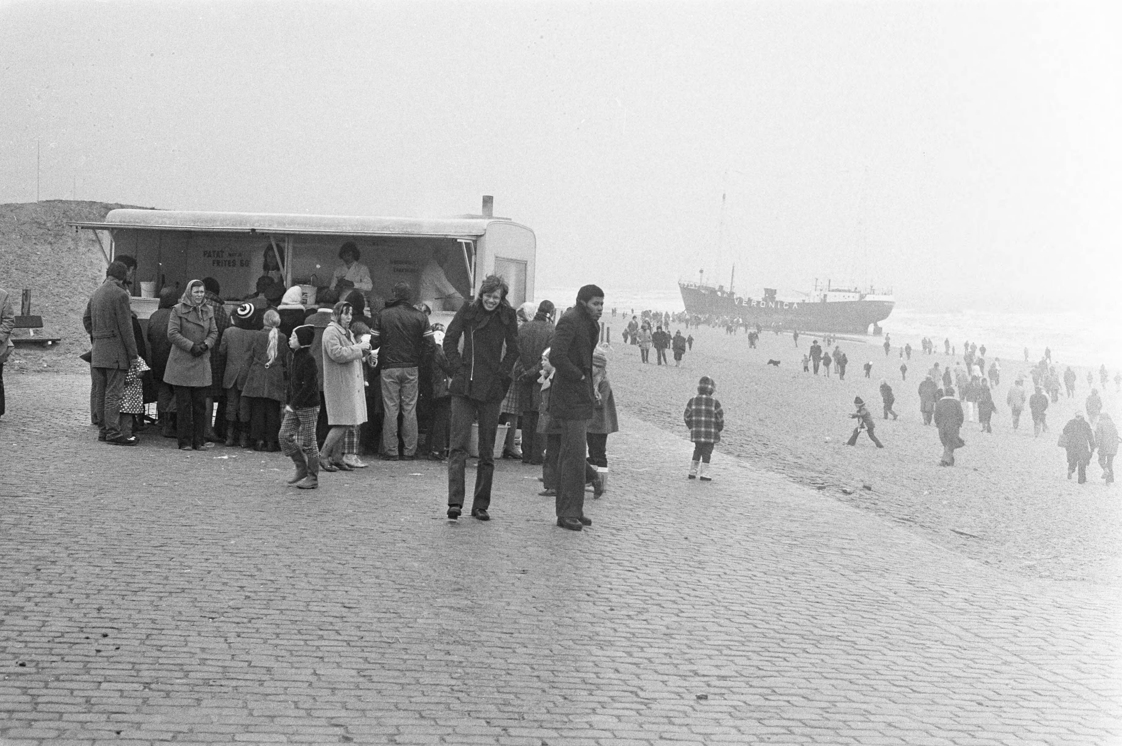 Fotocollectie Anefo — Patatkraam bij gestrande radioschip Veronica bij Scheveningen — Foto: Verhoeff, Bert / Anefo. Licentie: Set B: Rechtenvrij / Publiek Domein. Bron: Nationaal Archief. http://hdl.handle.net/10648/ac28c472-d0b4-102d-bcf8-003048976d84