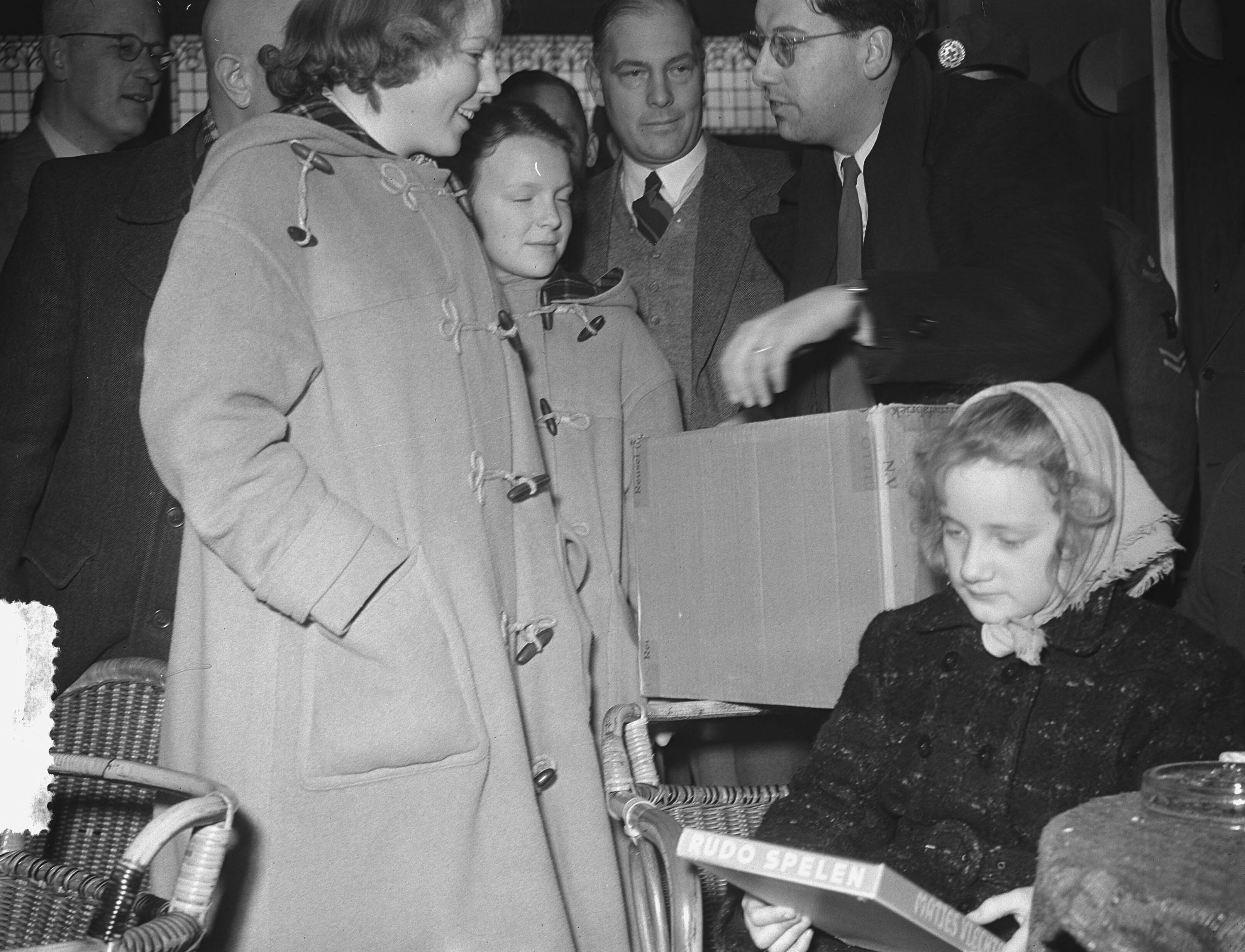 Fotocollectie Anefo — Prinses Beatrix en prinses Irene bezoeken evacuées in het evacuatiecentrum Huize de Poll te De Bilt — Foto: Bilsen, Joop van / Anefo. Licentie: Set B: Rechtenvrij / Publiek Domein. Bron: Nationaal Archief. http://hdl.handle.net/10648/a9063be4-d0b4-102d-bcf8-003048976d84